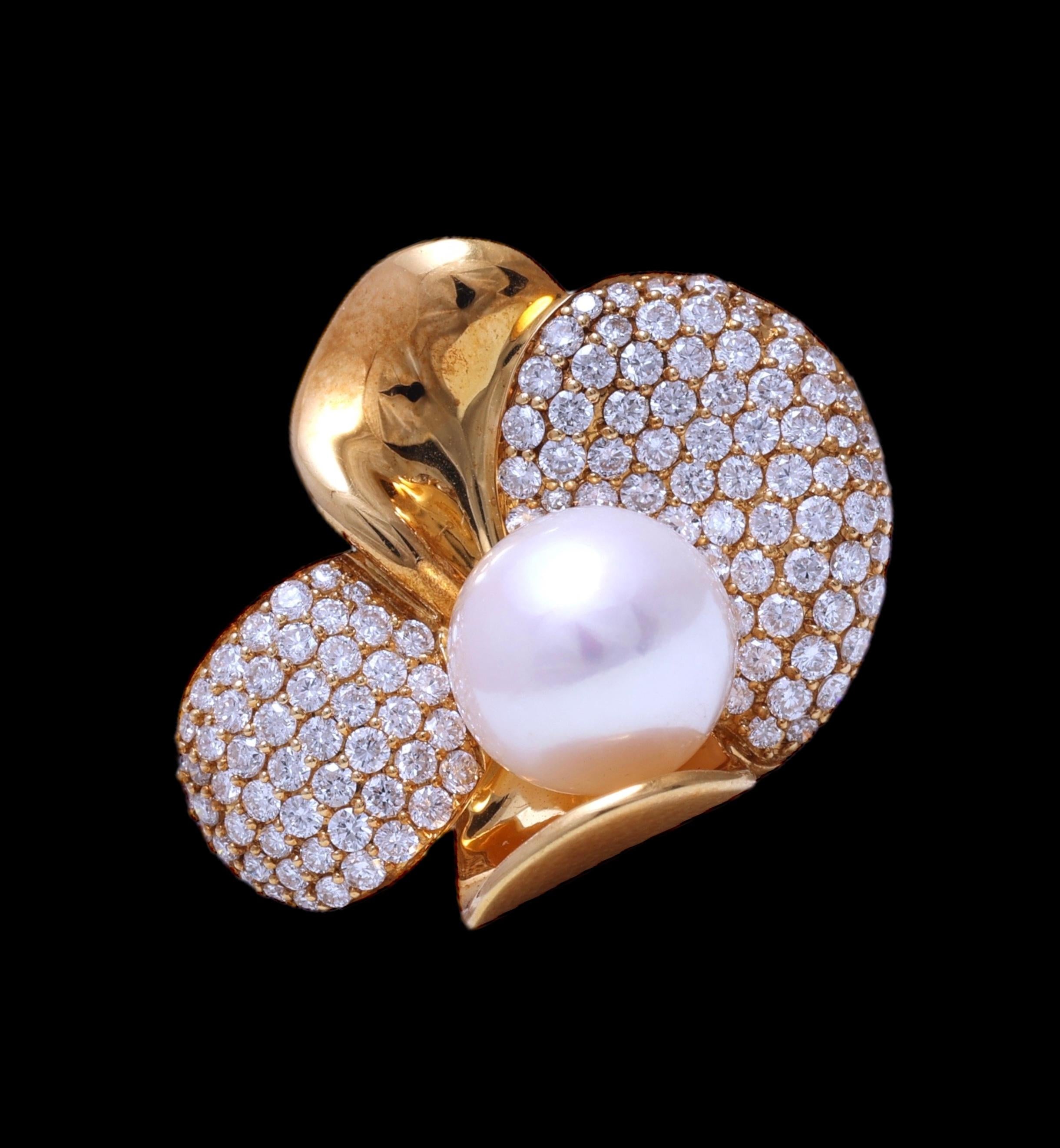 Boucles d'oreilles à clip en or jaune 18 carats avec diamants et perle d'Akoya en vente 5