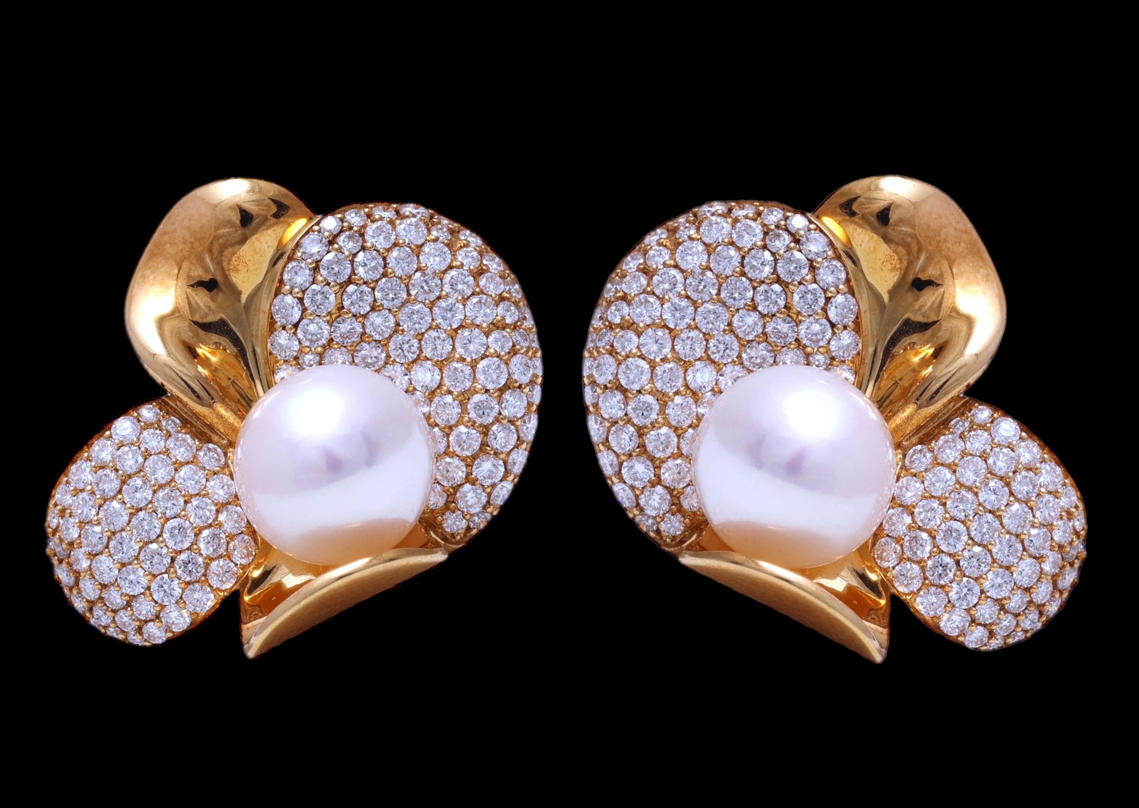 Boucles d'oreilles à clip en or jaune 18 carats avec diamants et perle d'Akoya en vente 6
