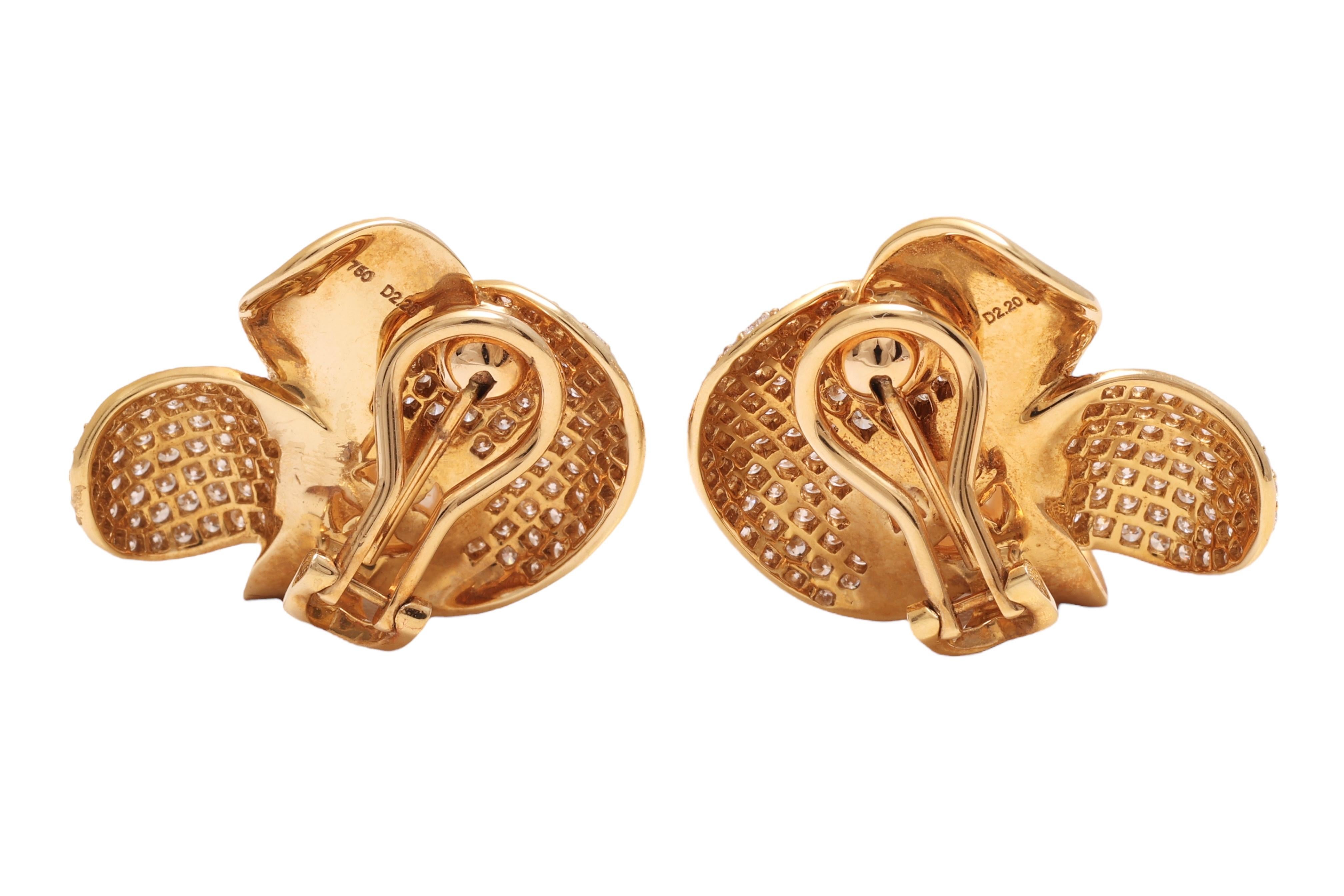 18 Kt Yellow Gold Clip on Earrings with Diamonds & Akoya Pearl For Sale 7