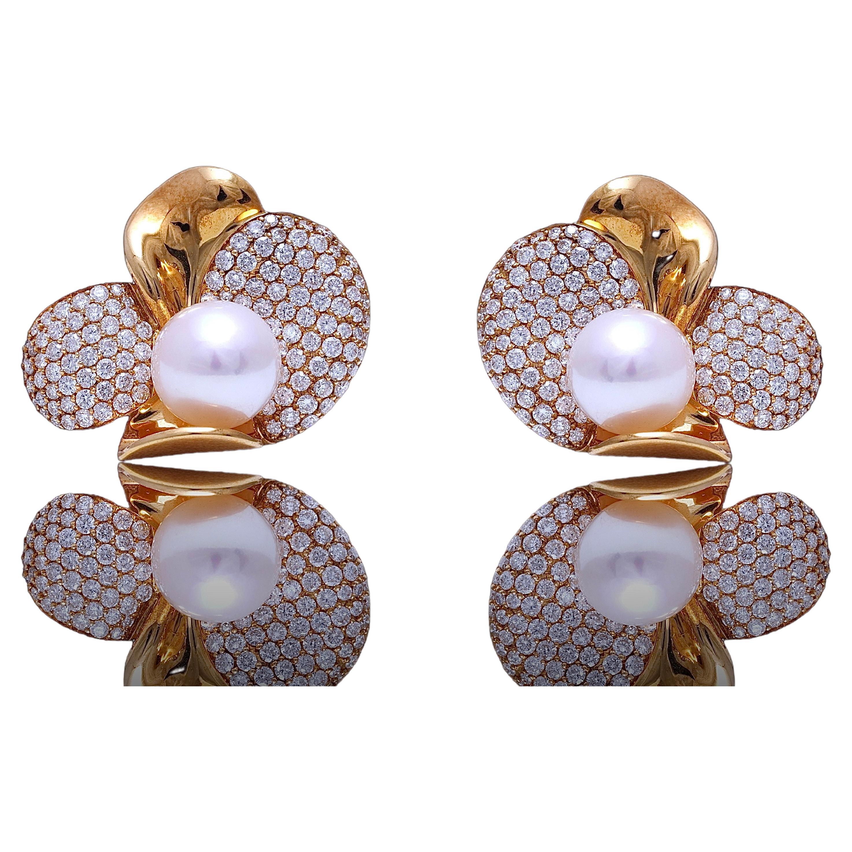 Boucles d'oreilles à clip en or jaune 18 carats avec diamants et perle d'Akoya

Diamants : 2.2 Ct Top Quality 
Perles : Akoya 8.5 mm ,beau lustre

Dimensions : 22,5 mm x 25,2 mm x 15,9 mm

Poids total : 16,1 grammes 0,565oz 10,3dwt