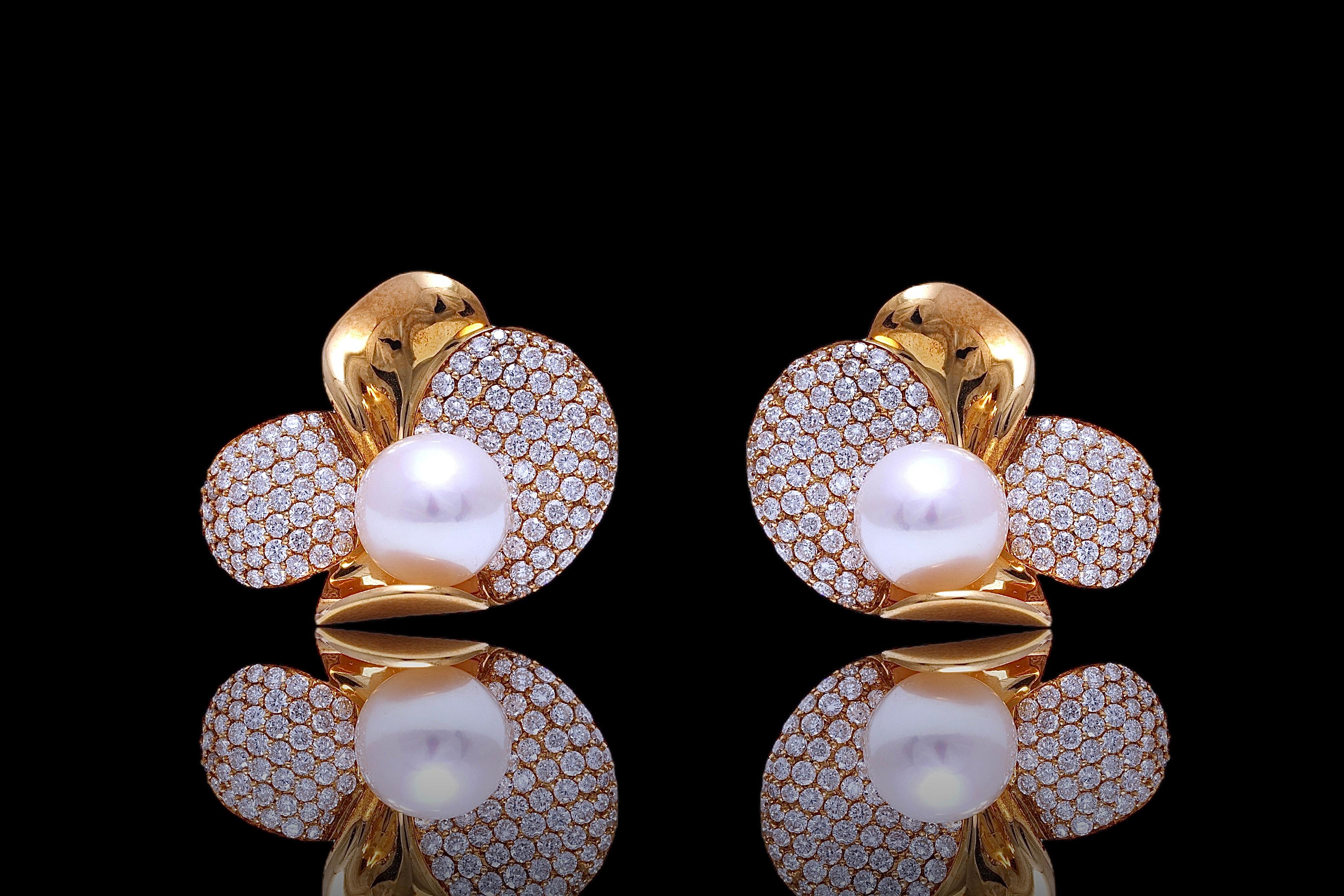 18 Karat Gelbgold Ohrclips mit Diamanten und Akoya-Perlen (Kunsthandwerker*in) im Angebot