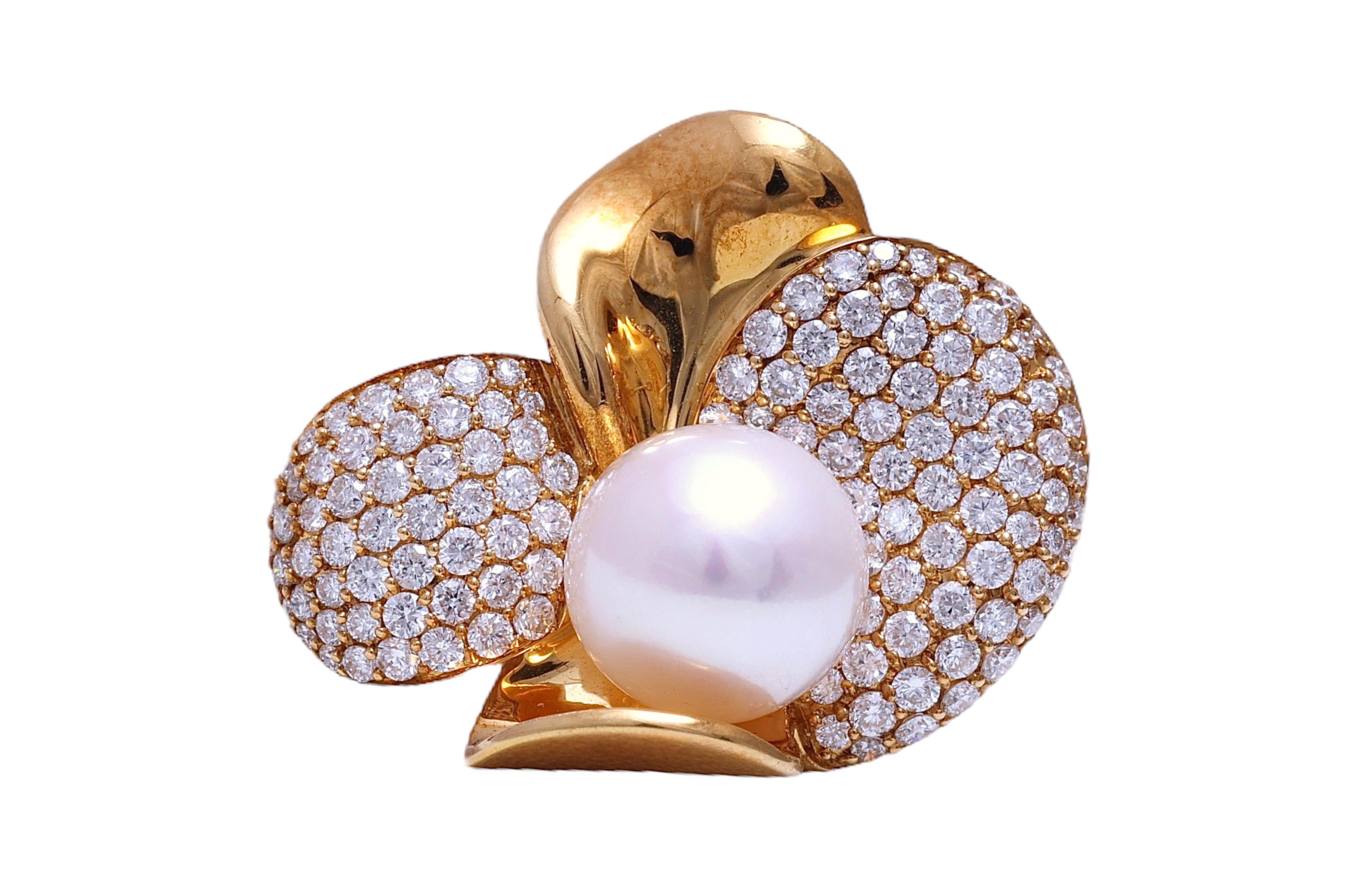 Taille brillant Boucles d'oreilles à clip en or jaune 18 carats avec diamants et perle d'Akoya en vente