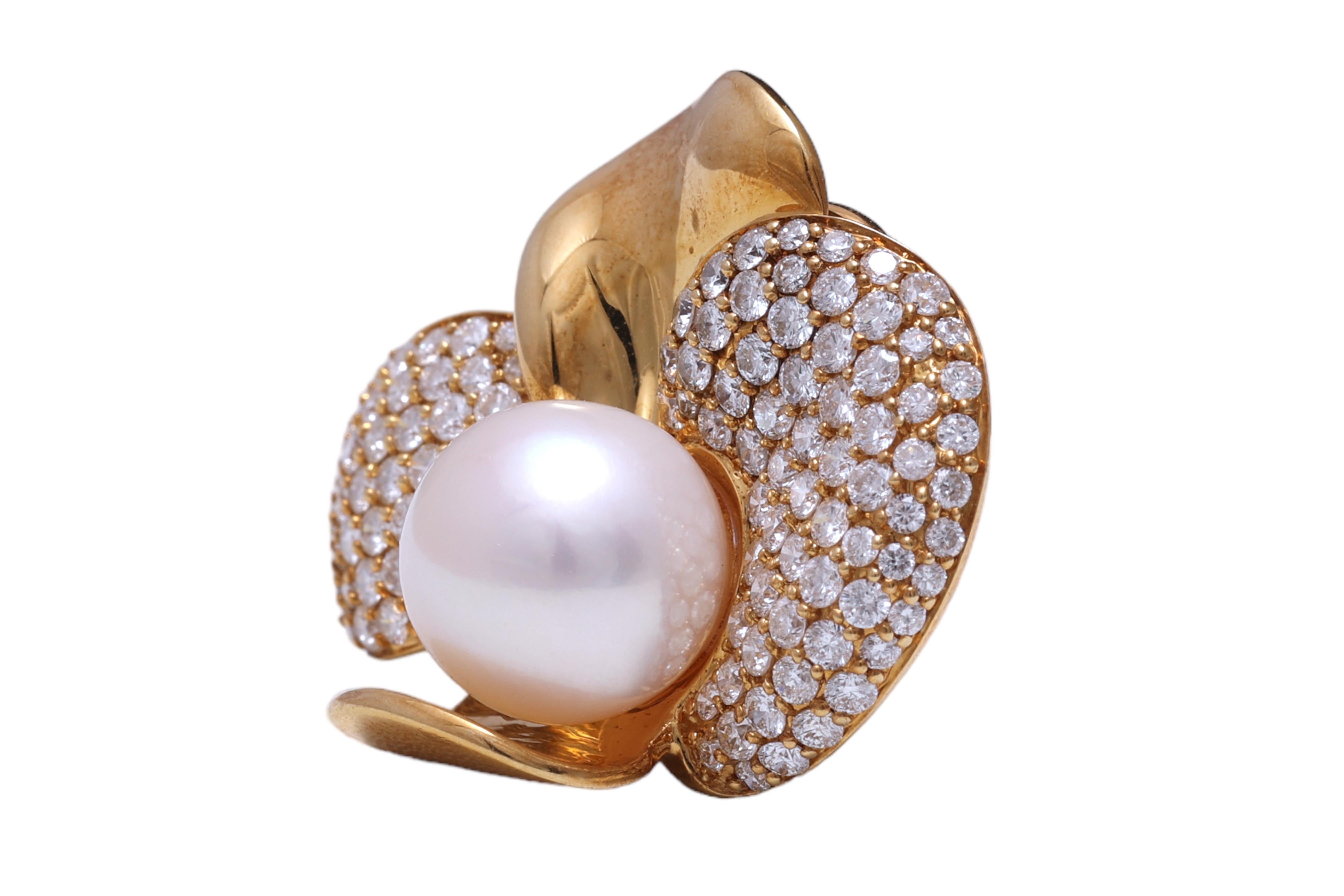 Boucles d'oreilles à clip en or jaune 18 carats avec diamants et perle d'Akoya Neuf - En vente à Antwerp, BE