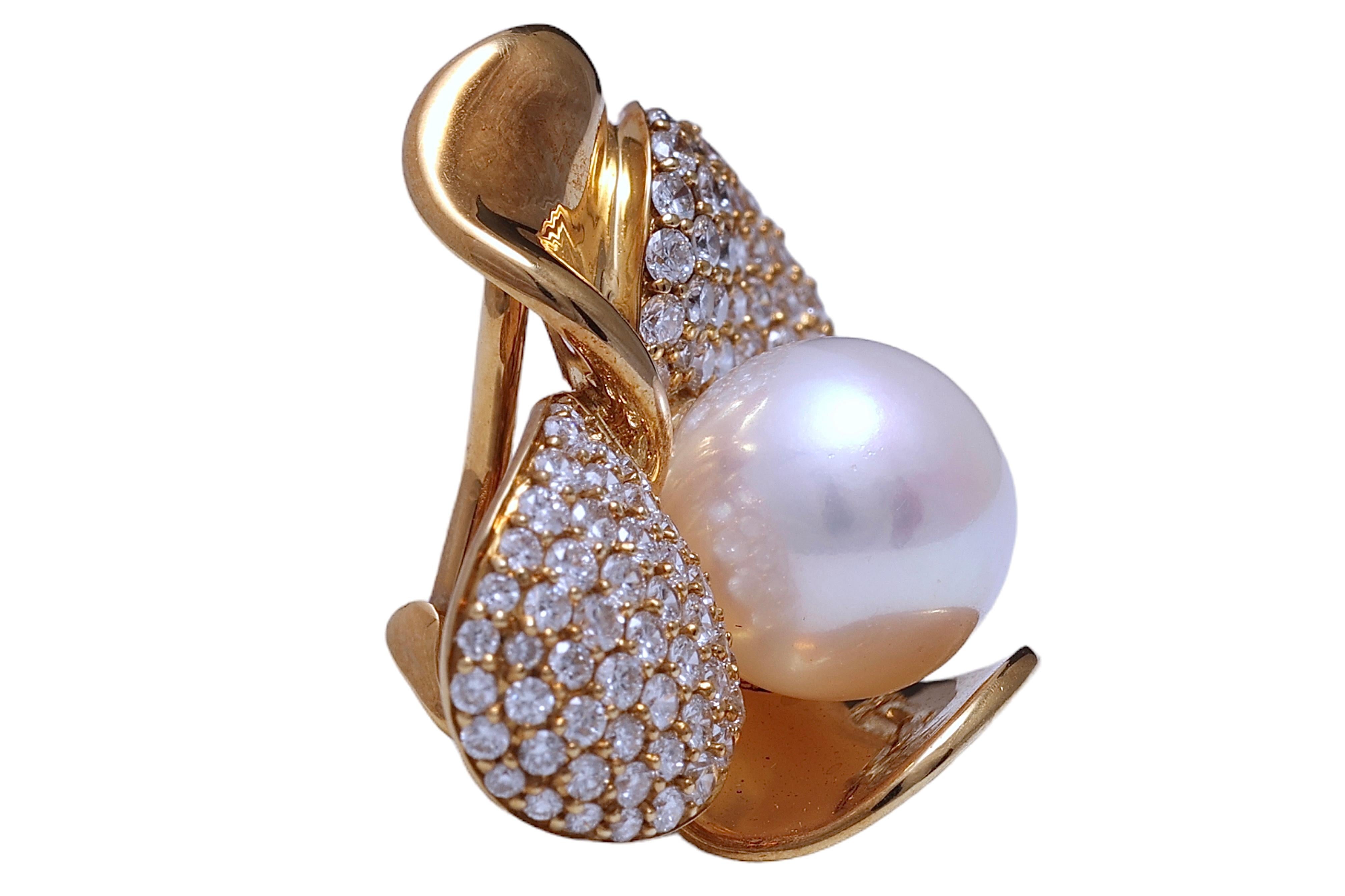 Boucles d'oreilles à clip en or jaune 18 carats avec diamants et perle d'Akoya en vente 1