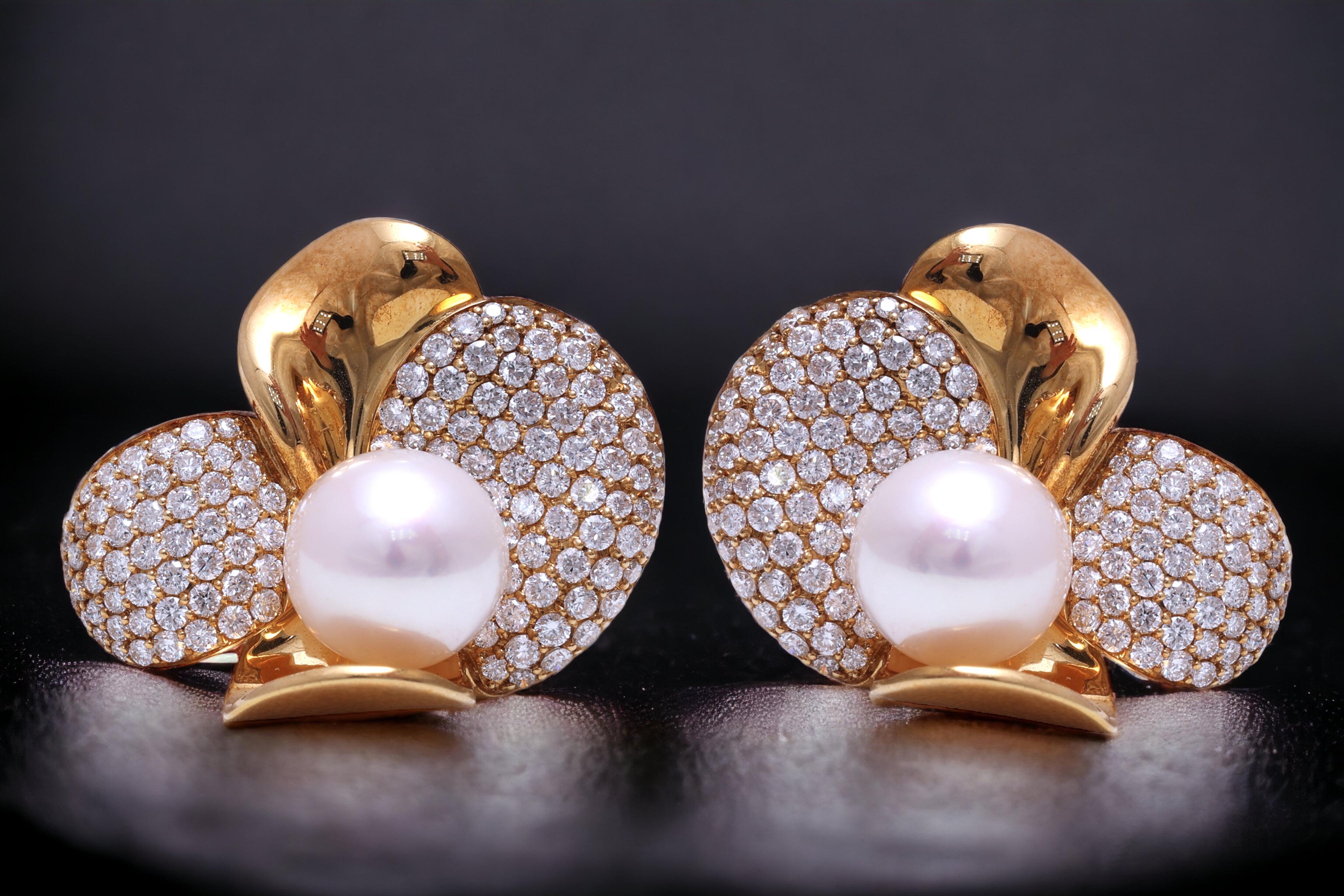 Boucles d'oreilles à clip en or jaune 18 carats avec diamants et perle d'Akoya en vente 2