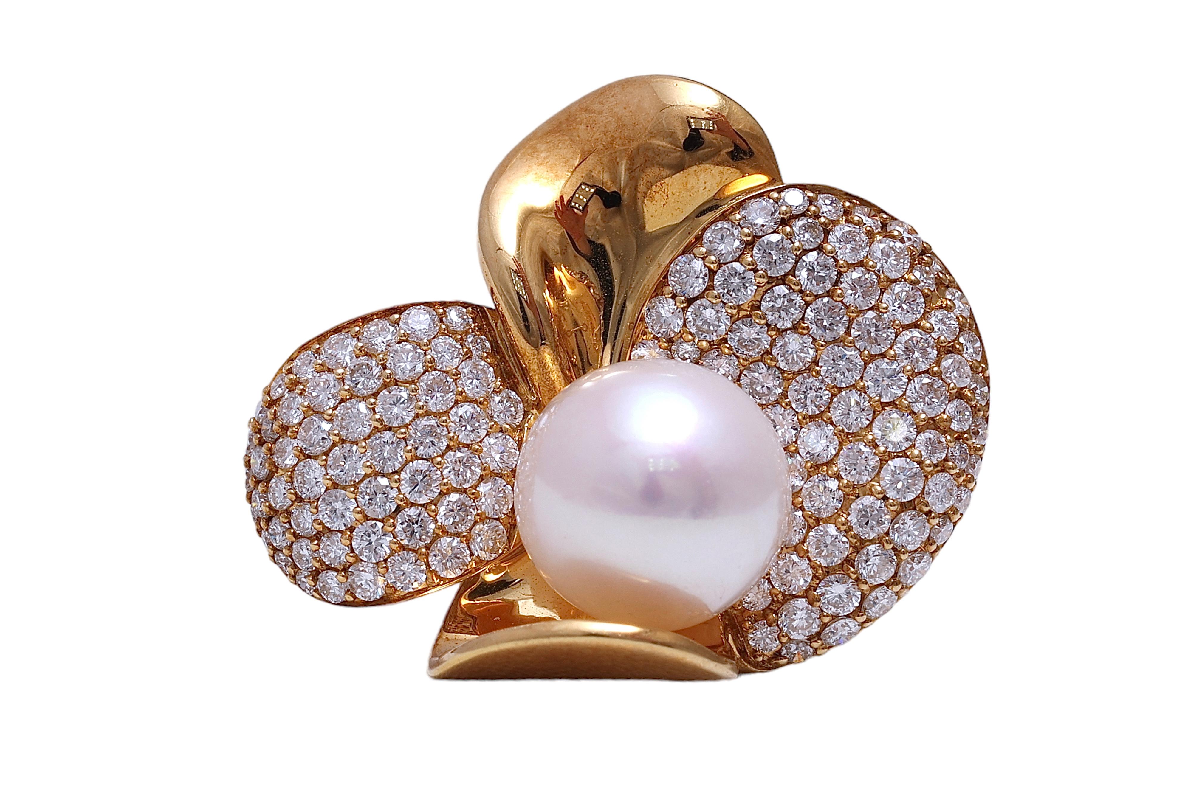 Boucles d'oreilles à clip en or jaune 18 carats avec diamants et perle d'Akoya en vente 3