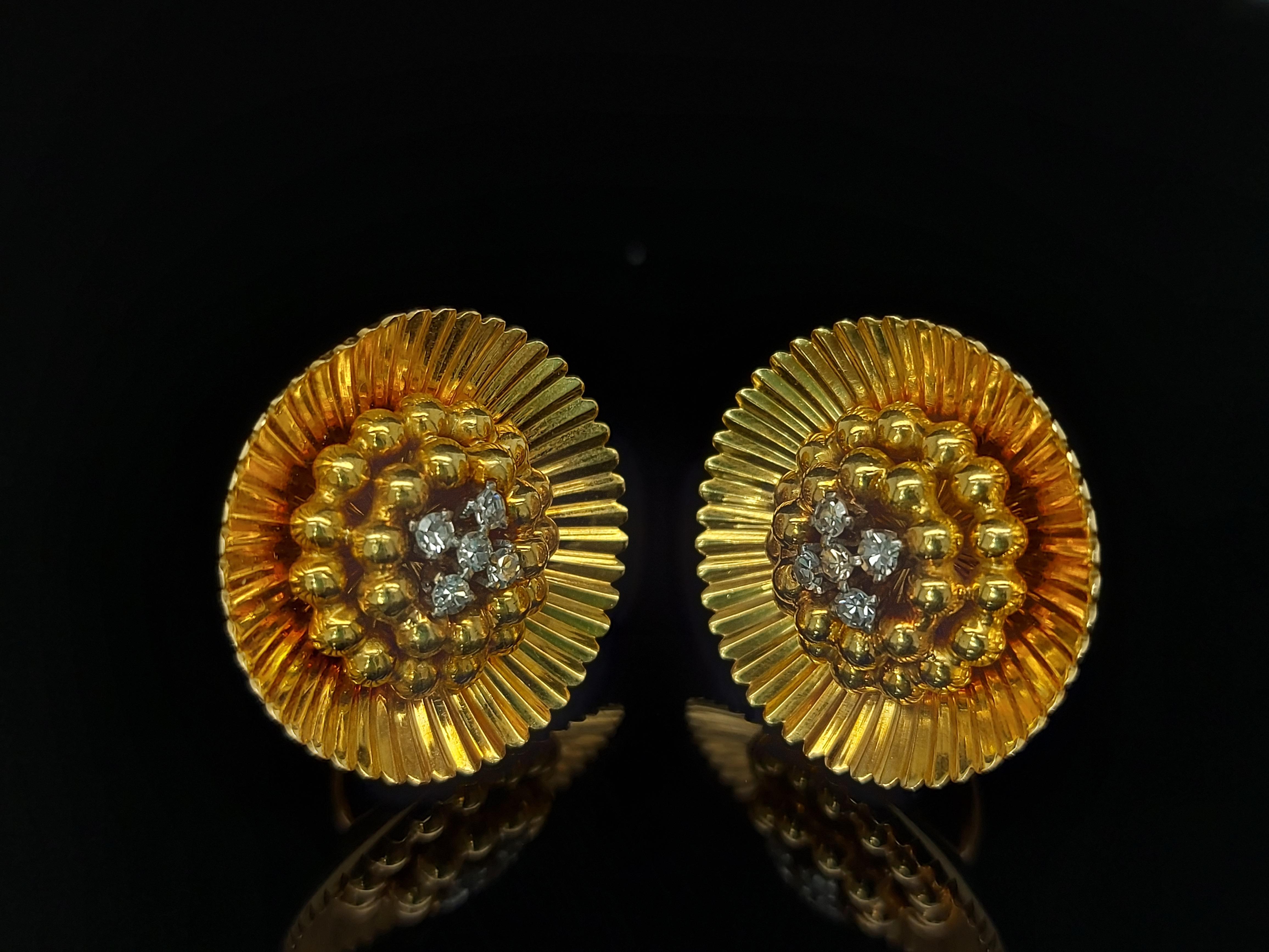 18 Karat Yellow Gold Clip-On Flower Shape Earrings 8/8 Cut Diamonds 0.26 Carat For Sale 3