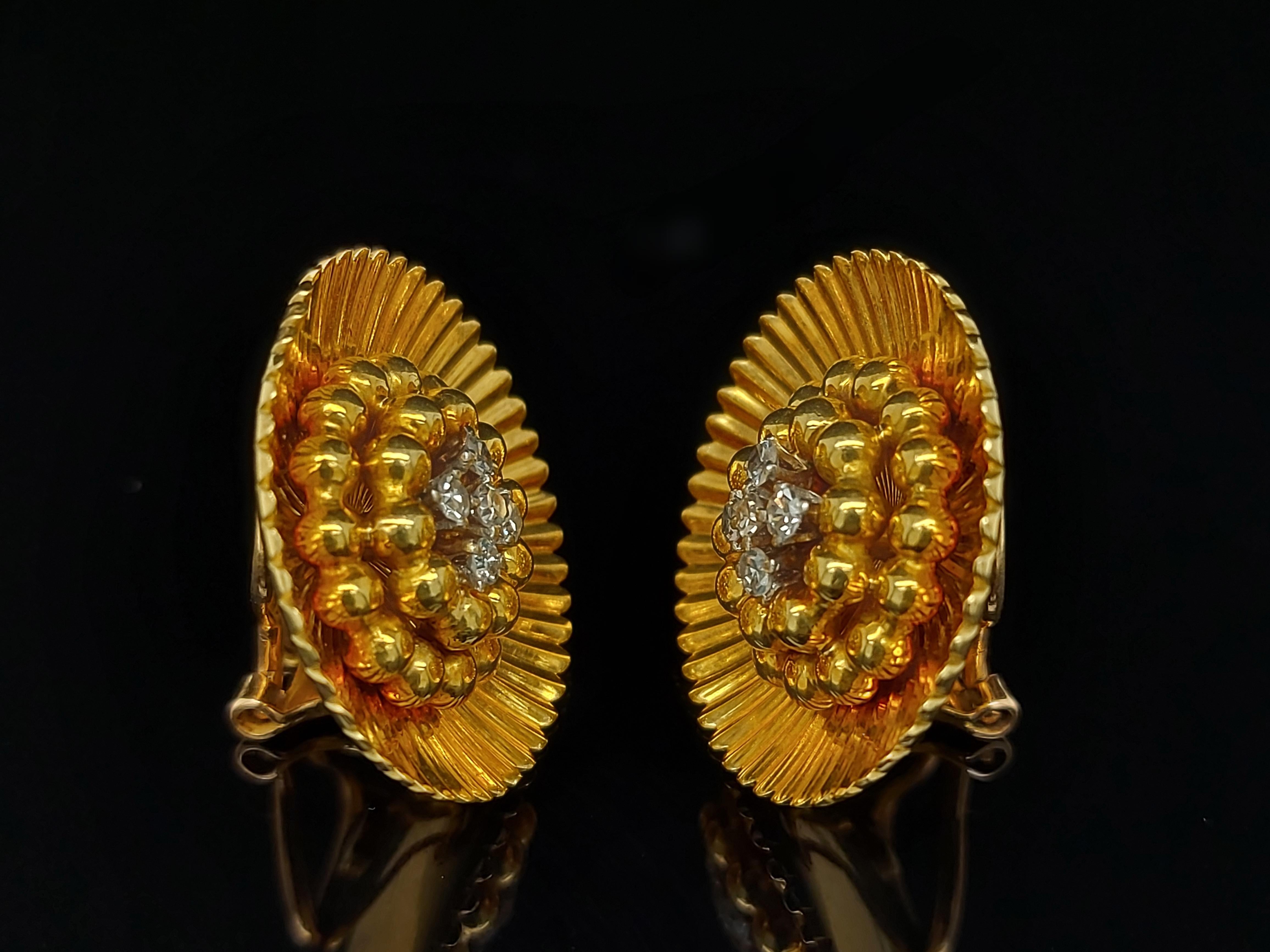 18 Karat Yellow Gold Clip-On Flower Shape Earrings 8/8 Cut Diamonds 0.26 Carat In Excellent Condition For Sale In Antwerp, BE