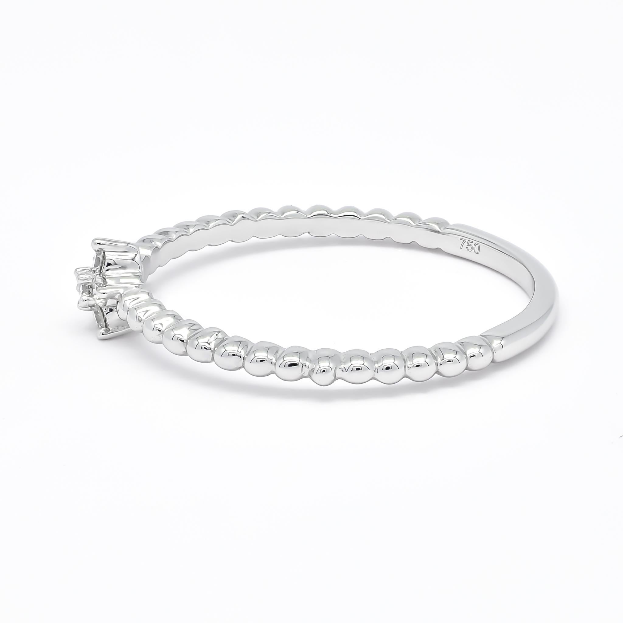 Der zierliche, schlichte Ring mit Perlenbesatz ist ein zartes und charmantes Schmuckstück. Er zeichnet sich durch eine Gruppe winziger Blüten aus, die aus einem runden Brillanten gefertigt sind. Das perlenbesetzte Band verleiht dem Ring einen