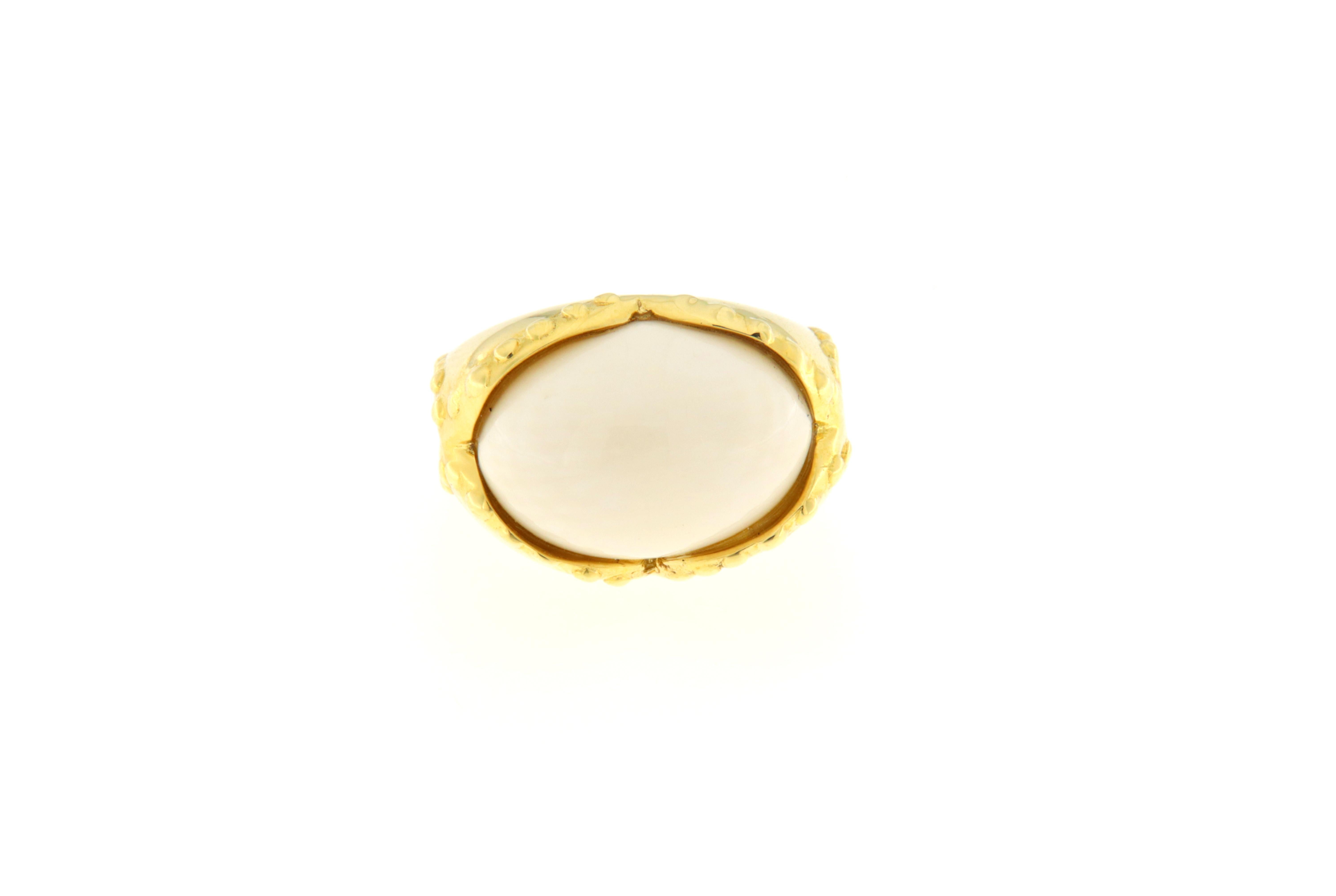 Fascinating cocktail ring made in yello gold with a central oval cabochon in fossil ivory. It is very easy to wear, you can put it on from morning to night.