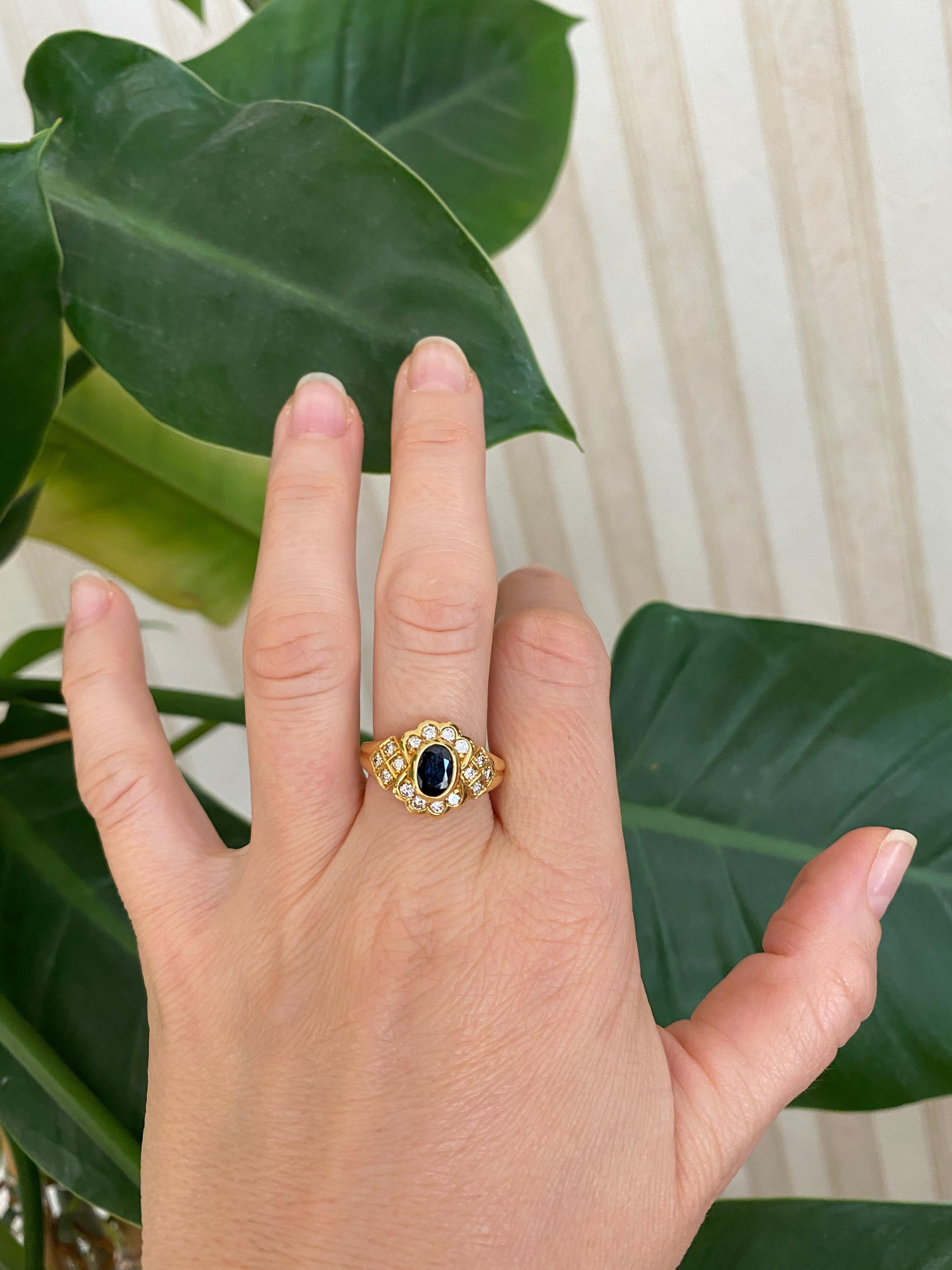 18 Kt. Yellow Gold Cocktail Ring with 1.00 Ct Sapphire and Diamonds For Sale 3