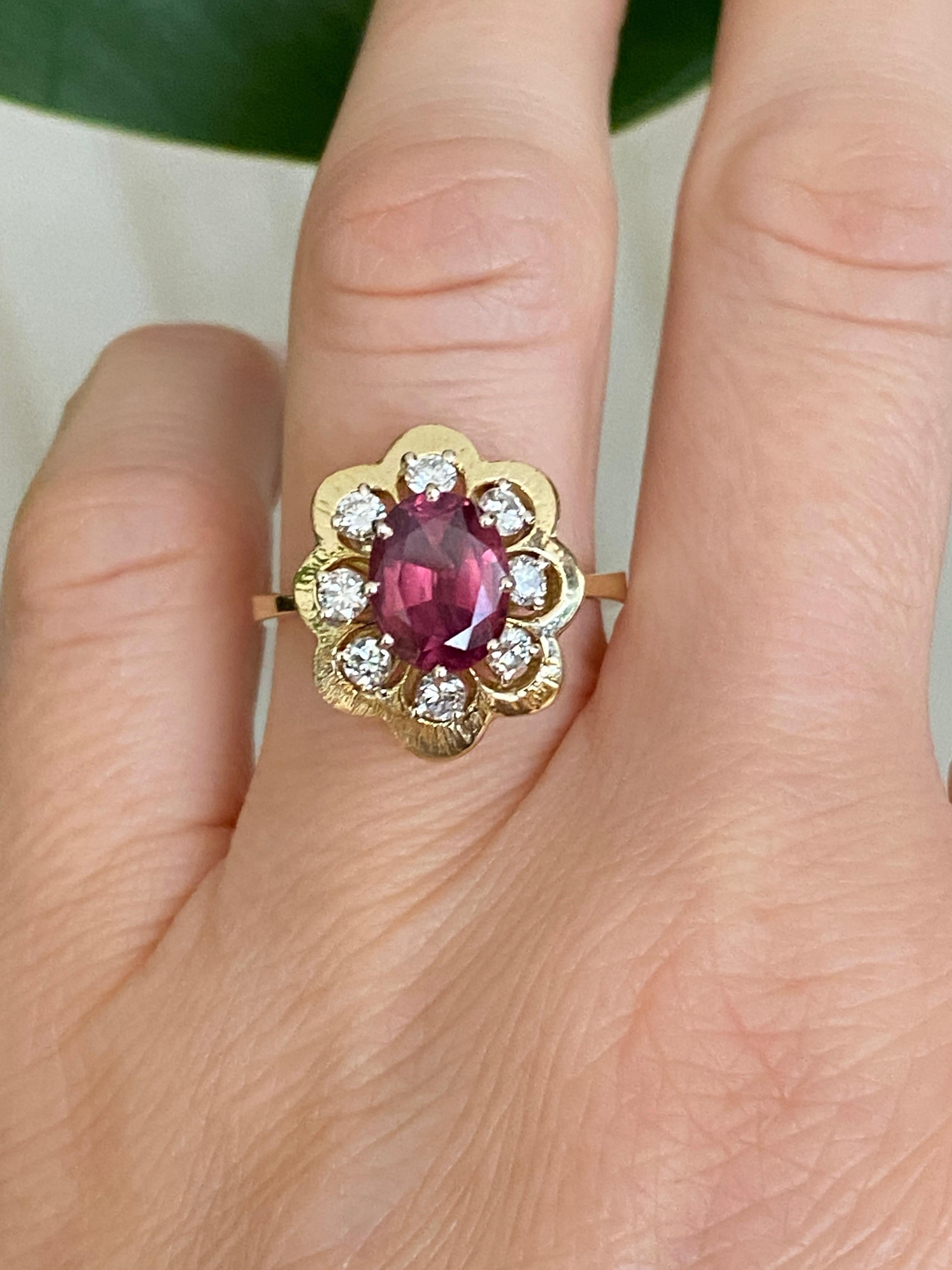 18 Kt. Yellow Gold Cocktail  Ring with 1.80 Ct Garnet and Diamonds For Sale 4
