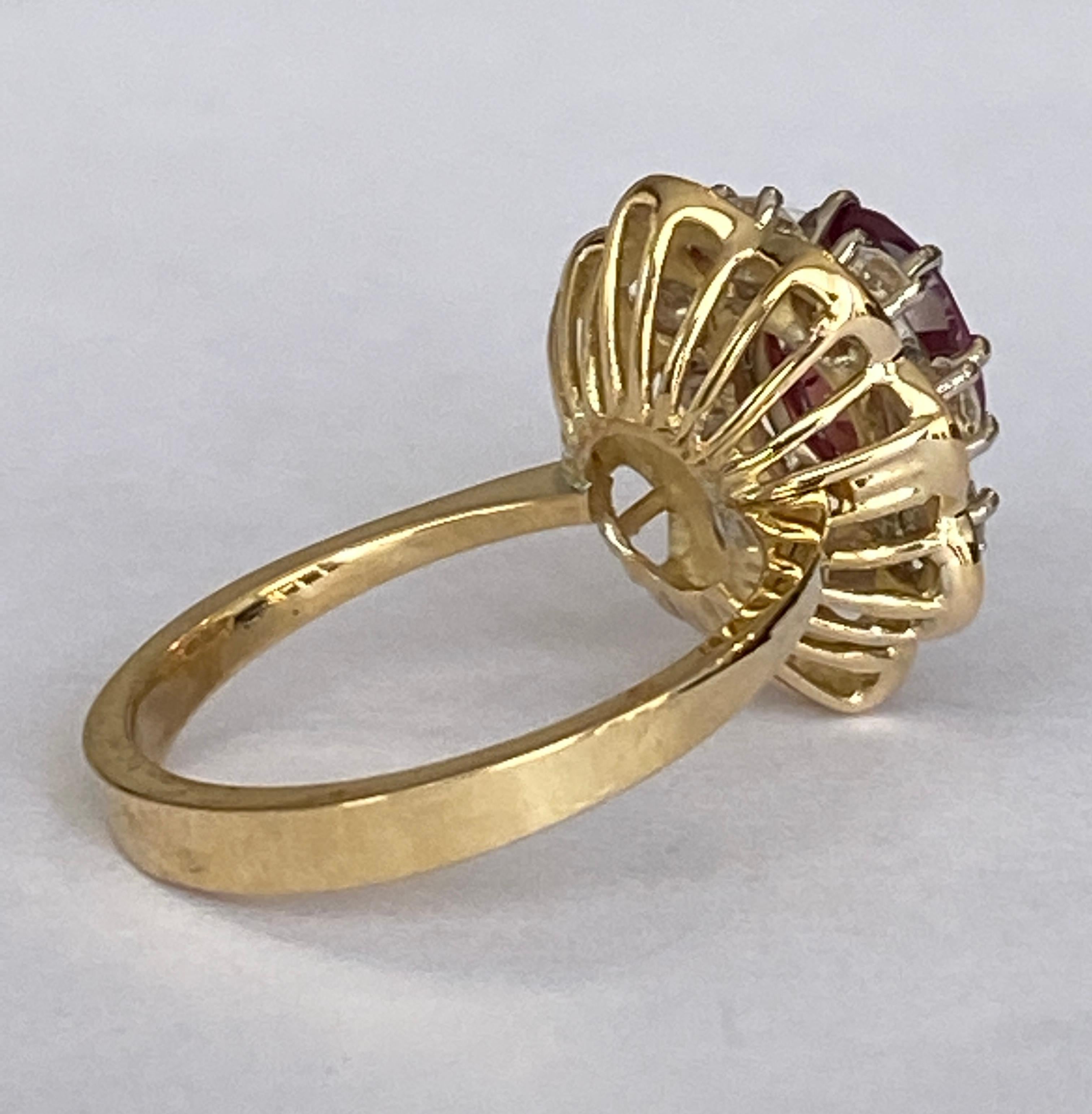18 Kt. Yellow Gold Cocktail  Ring with 1.80 Ct Garnet and Diamonds In Good Condition For Sale In AMSTERDAM, NL