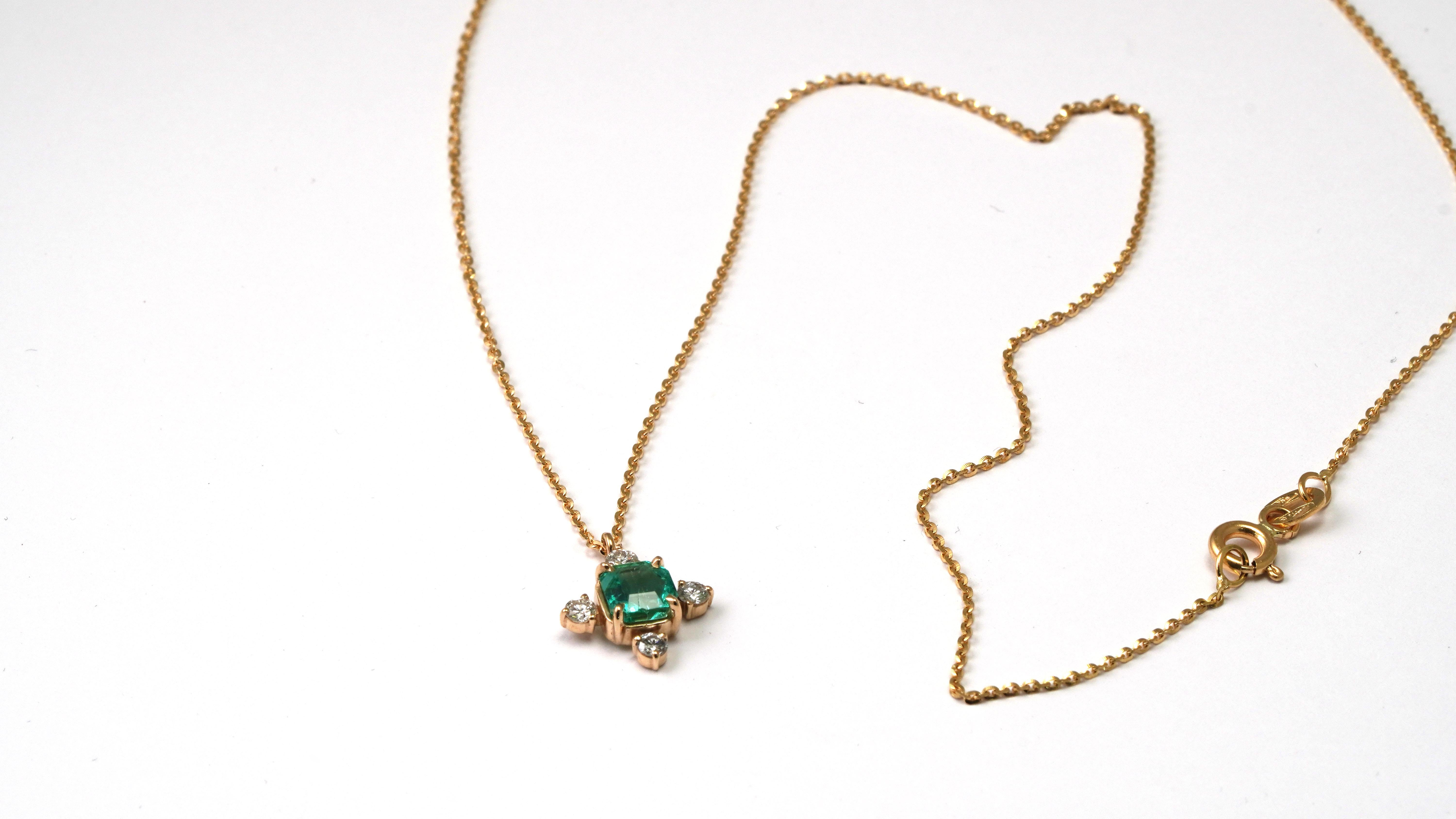 Modern 18 Karat Yellow Gold Columbian Emerald Diamond Necklace