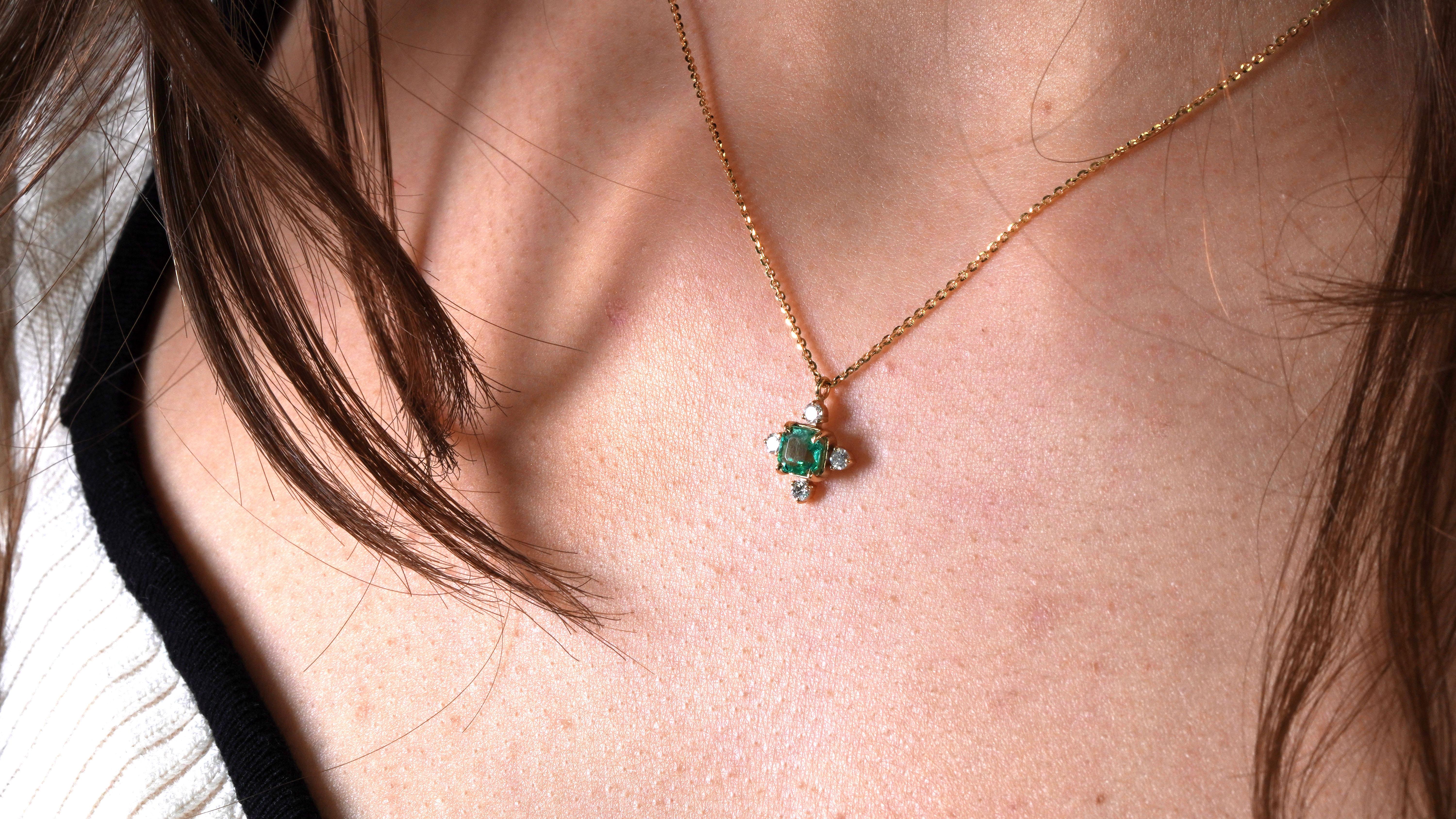 18 Karat Yellow Gold Columbian Emerald Diamond Necklace In New Condition In София, BG