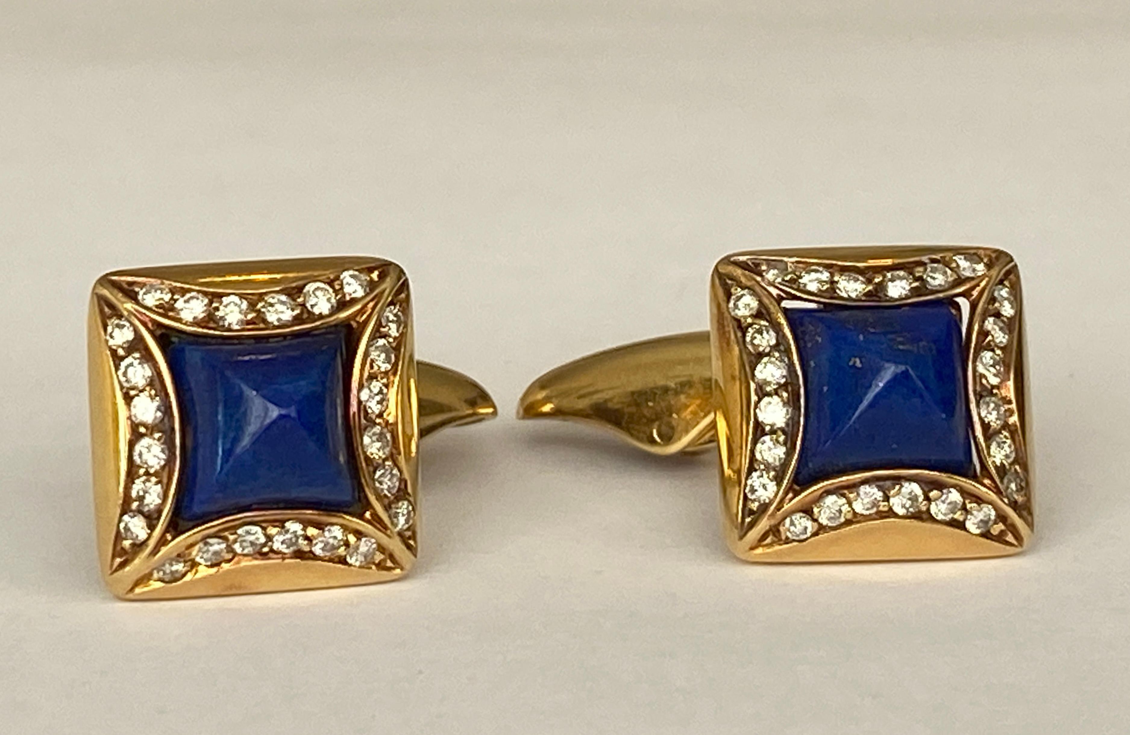 Offered: 18 kt yellow gold cufflinks with lapis lazuli, surrounded by 48 brilliant-cut diamonds, approx. 0.48 ct, G/VS. The cufflinks are in good condition. Signed: 18 kt Italy and numbered. Grade: 750 (engraved)

Size: 13mm*13mm *20mm
Weight:11.8