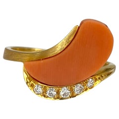 18 Karat Yellow Gold Design Ring with Paisely-Shaped Coral and Diamonds