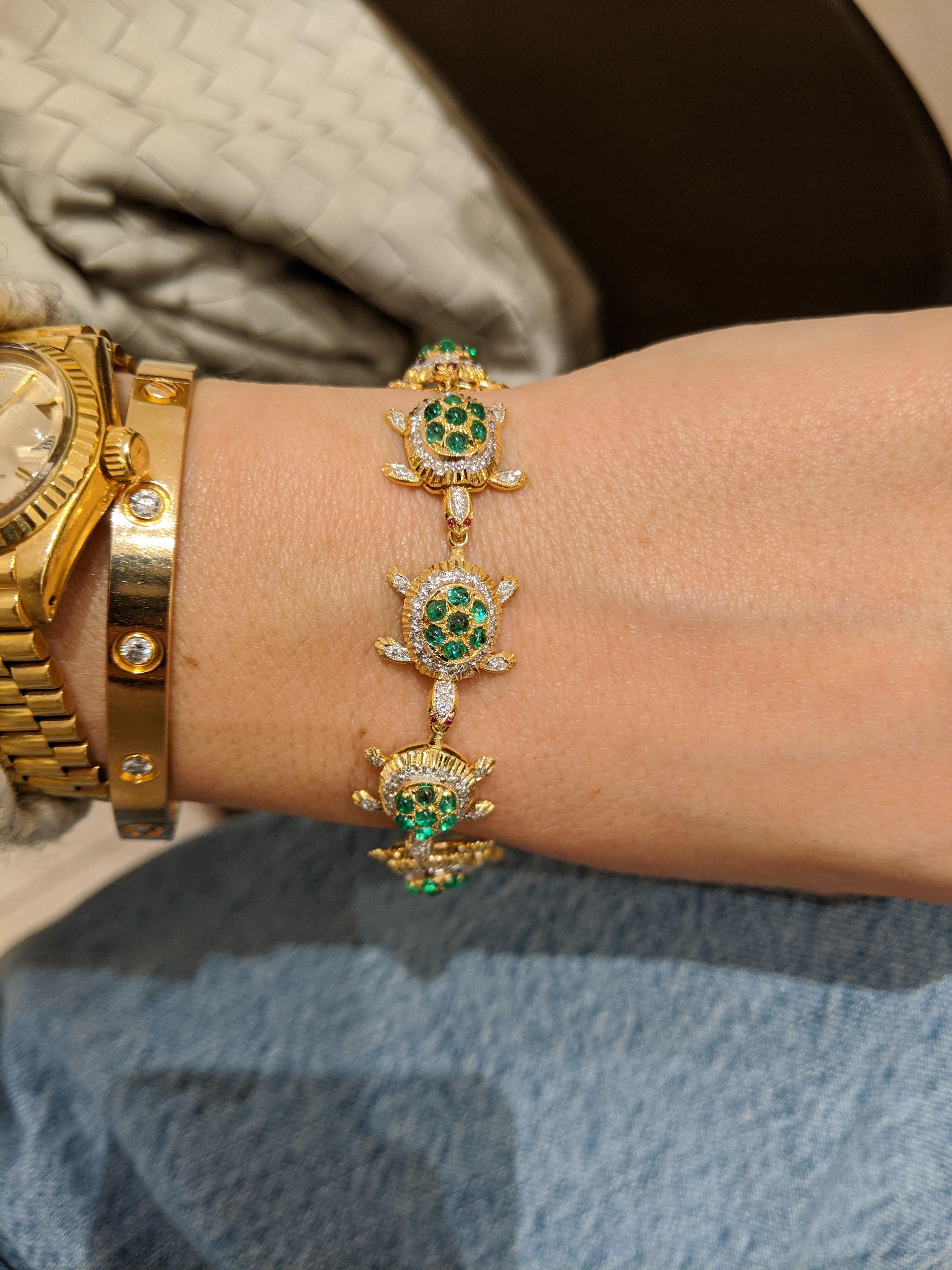 Modern 18 Karat Yellow Gold Diamond and 4.98 Carat Emerald Turtle Link Bracelet