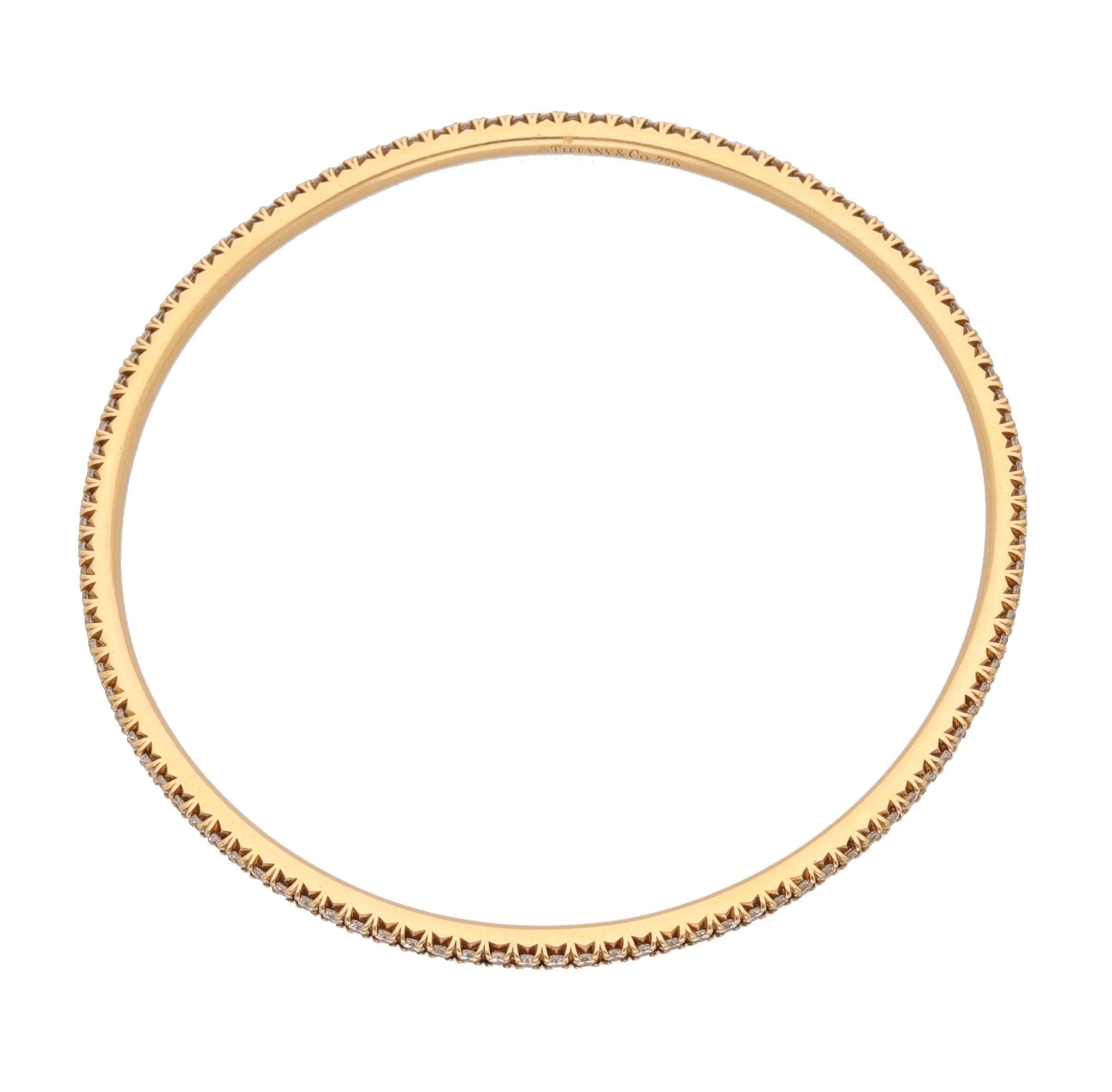 18 kt. yellow gold bangle with 1.59 carat of round-cut diamonds.
This modern bangle is signed by Tiffany and is from Metro Collection.
Is a medium size and fit for maximum 159 mm. wrist.
