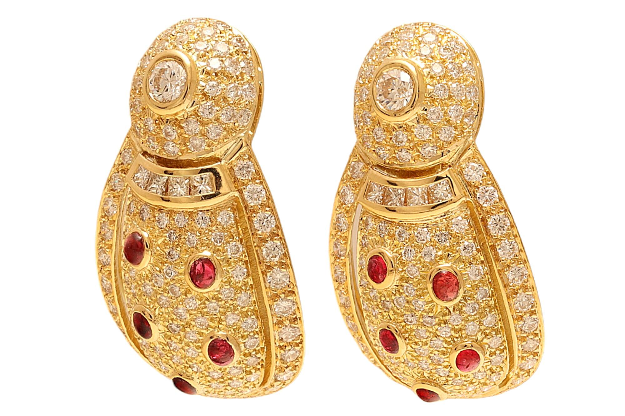 Gorgeous 18 kt. Yellow Gold Earrings, Possibly Depicting a Lady Bird with Diamonds & Ruby.

Diamonds: Brilliant cut diamonds together approx. 6.72 ct. Square cut diamonds together approx. 0.5 ct.

Ruby: 10 red cabochon rubies

Material: 18 kt.