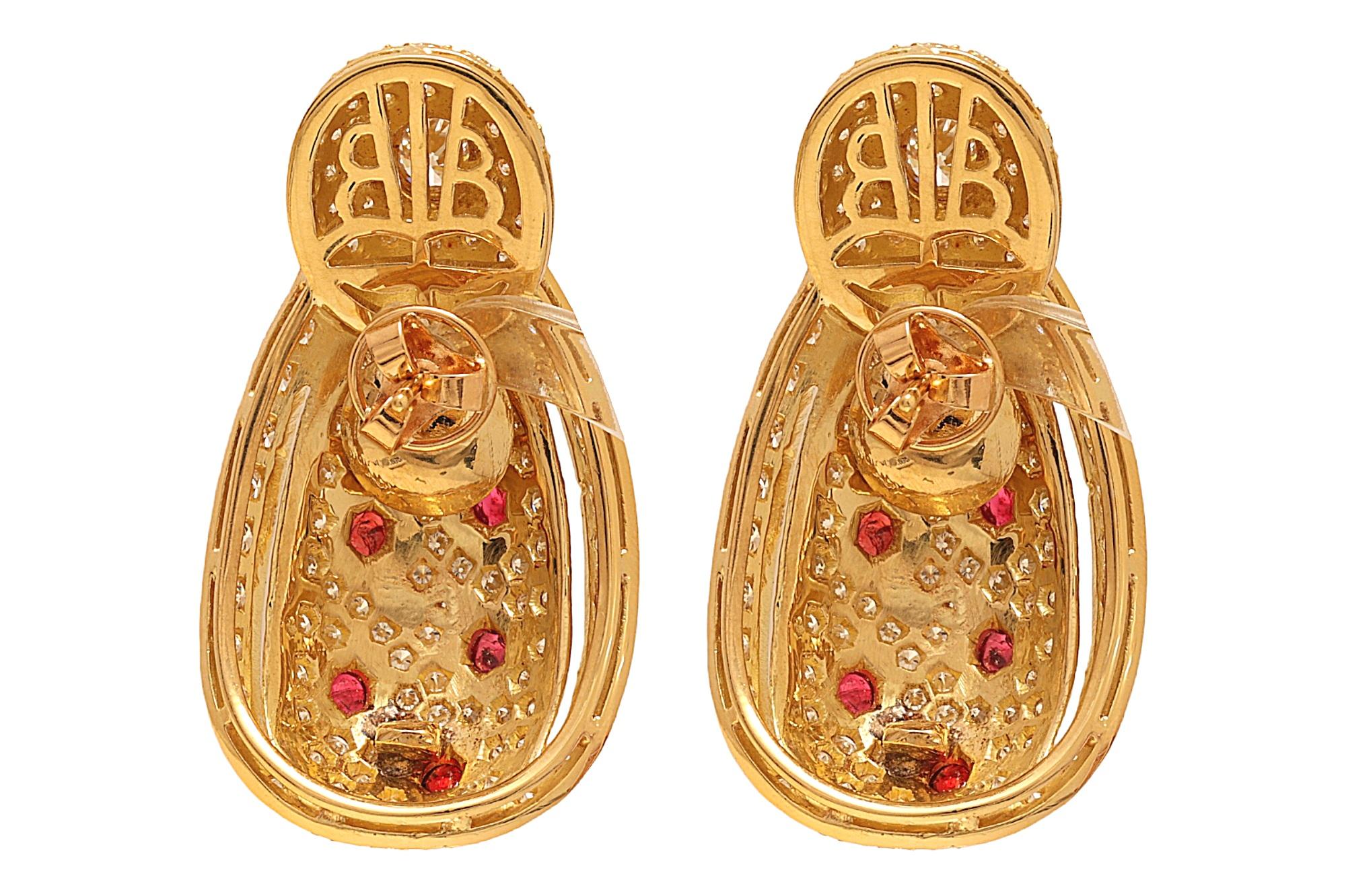 18 kt. Yellow Gold Earrings, Possibly Depicting a Lady Bird with Diamonds & Ruby In Excellent Condition For Sale In Antwerp, BE
