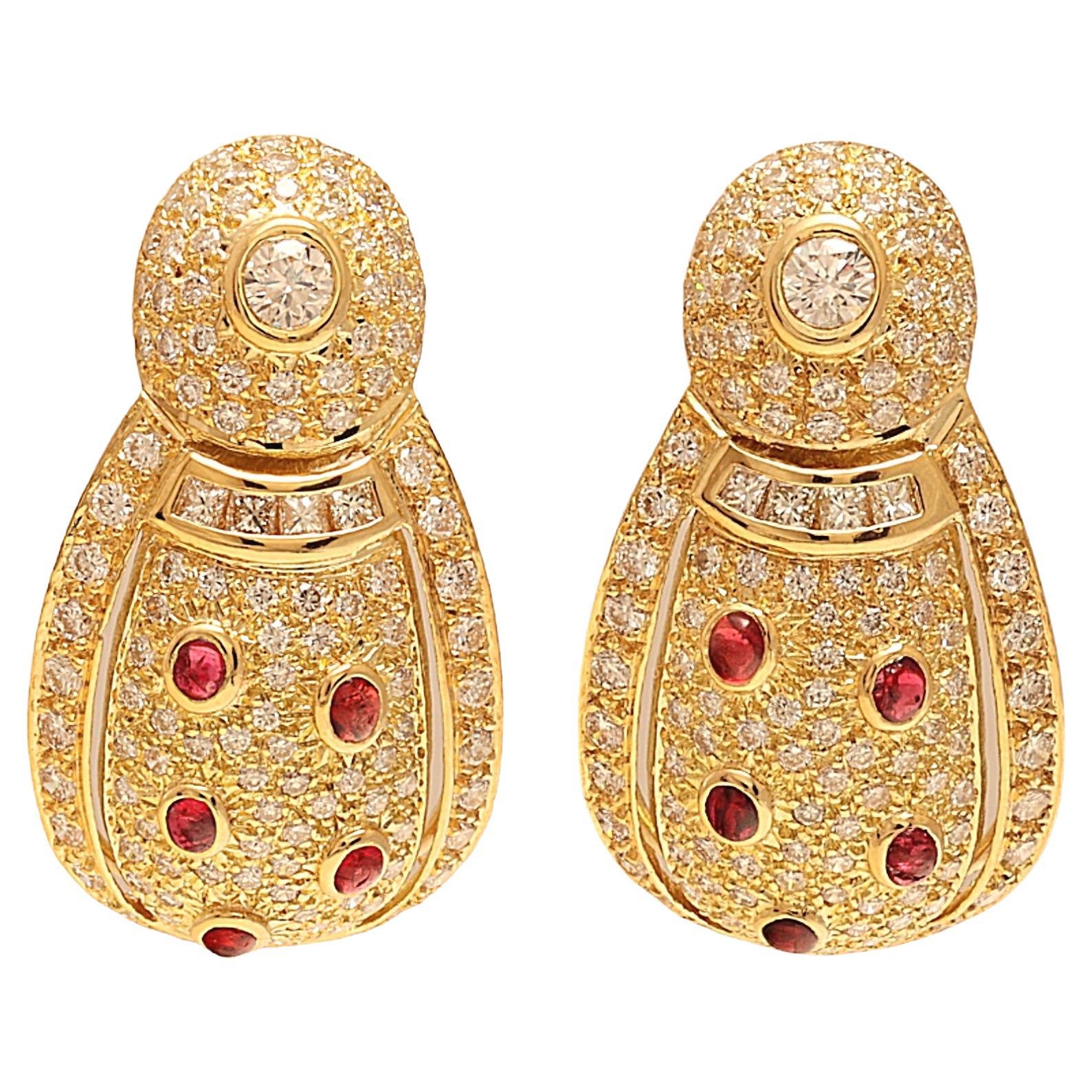 18 kt. Boucles d'oreilles en or jaune représentant une femme oiseau avec diamants et rubis