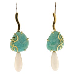Pendientes de Oro Amarillo de 18 Kt con Amazonita y Coral Blanco