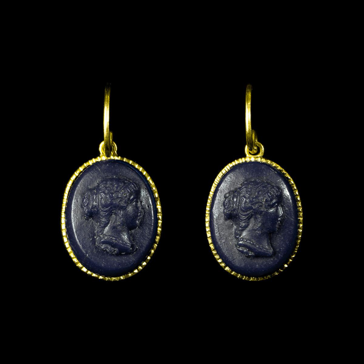 18 Kt Yellow Gold Earrings with Late 1800s Bakelite Cameos In New Condition For Sale In roma, IT