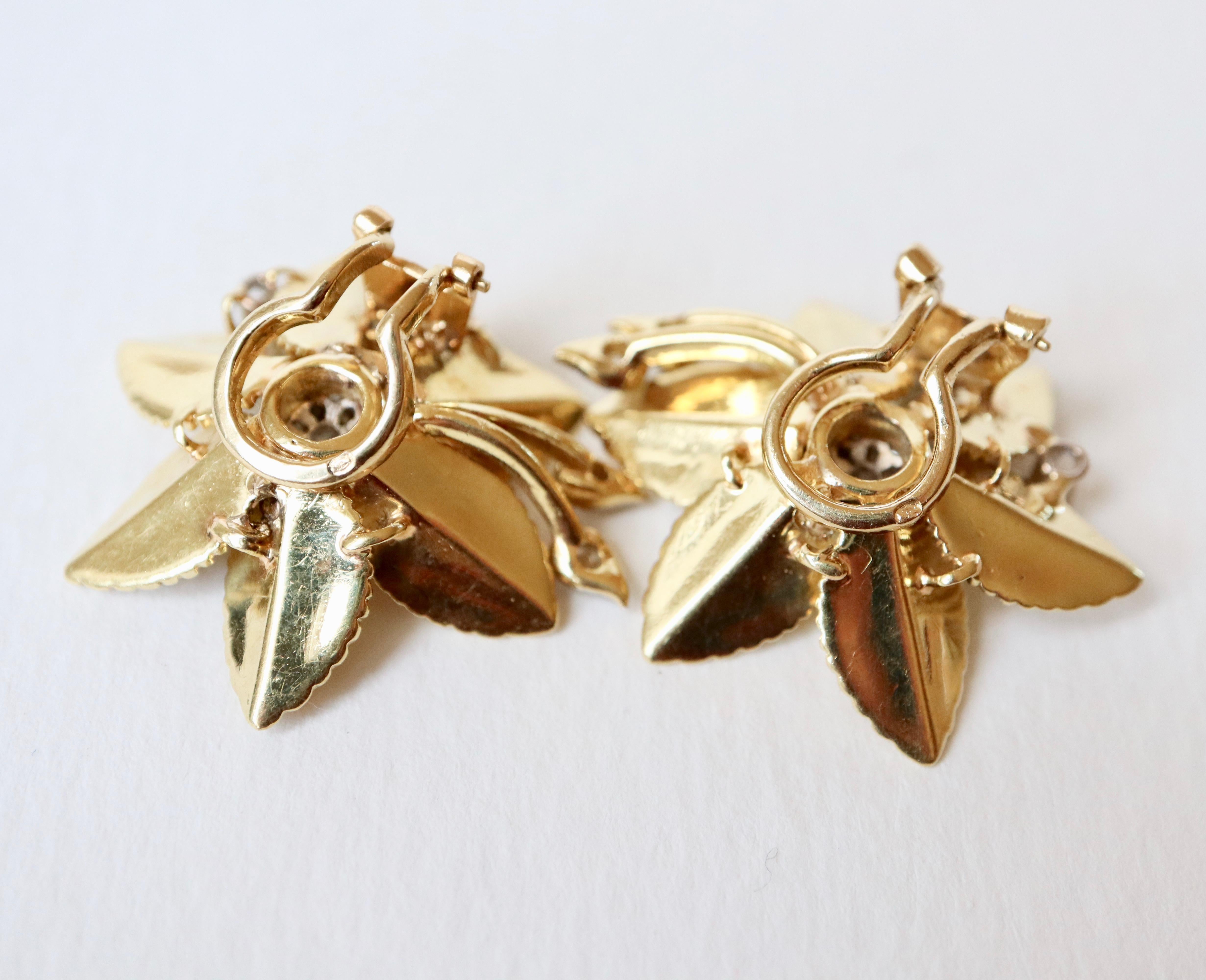 Brilliant Cut Flower Clip Earrings 18 Karat Yellow Gold  and Diamonds Pistil, 1950s For Sale