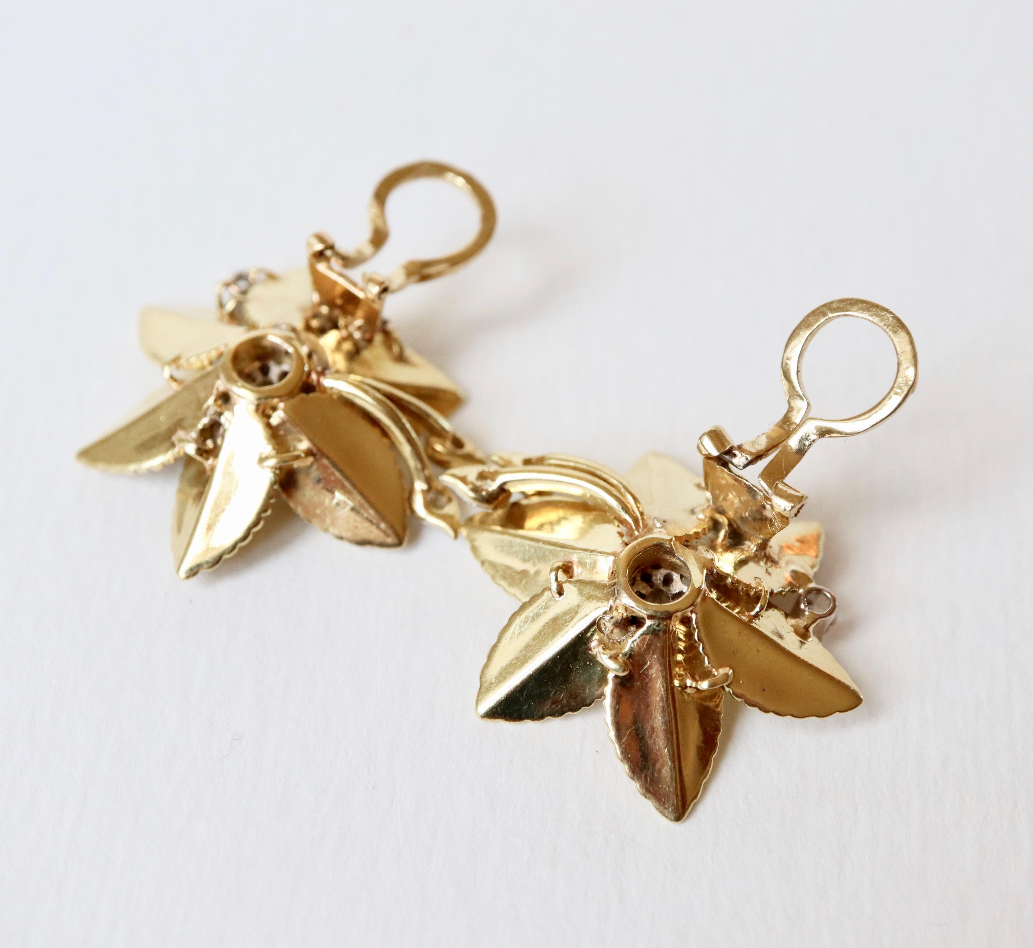 Flower Clip Earrings 18 Karat Yellow Gold  and Diamonds Pistil, 1950s In Good Condition For Sale In Paris, FR