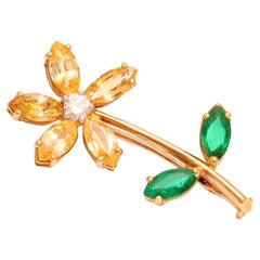 18 kt. Brosche aus Gelbgold mit Blumenstängeln und Blättern, mit Smaragd, Saphir und Diamant