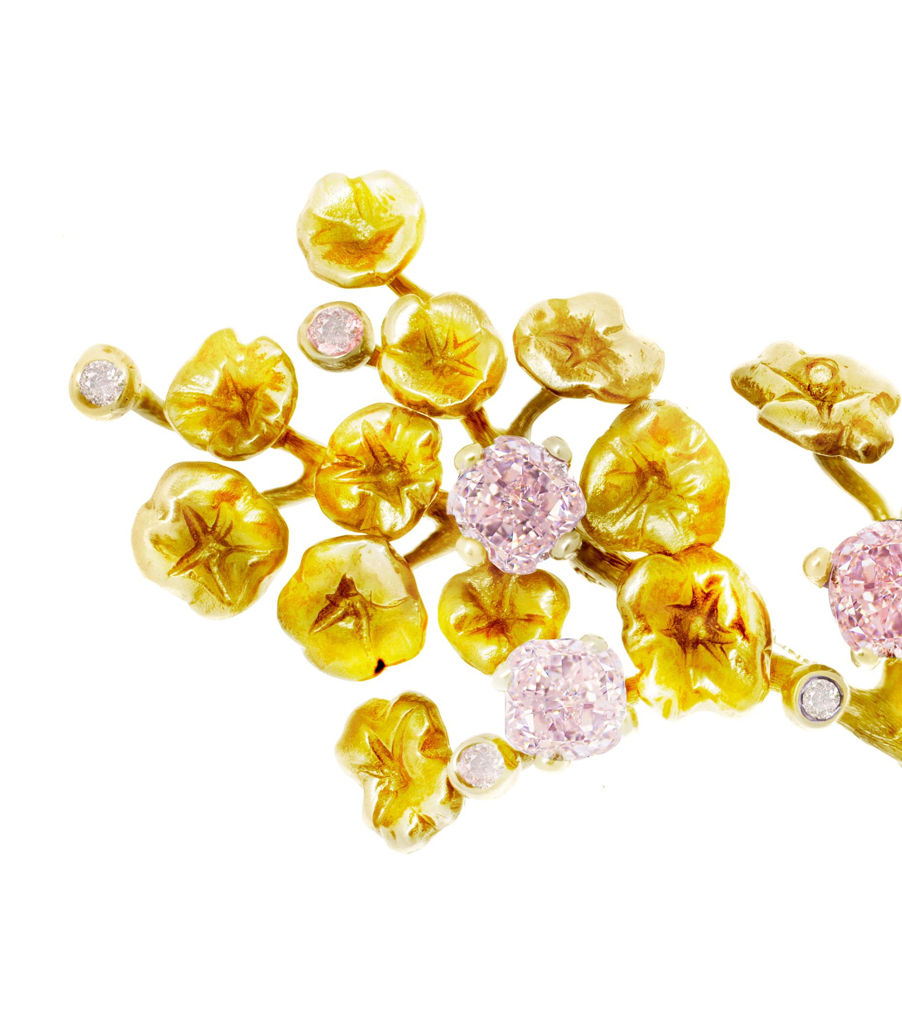 Yellow Gold GIA Certified Purplish Pink Diamonds Brooch In New Condition For Sale In Berlin, DE