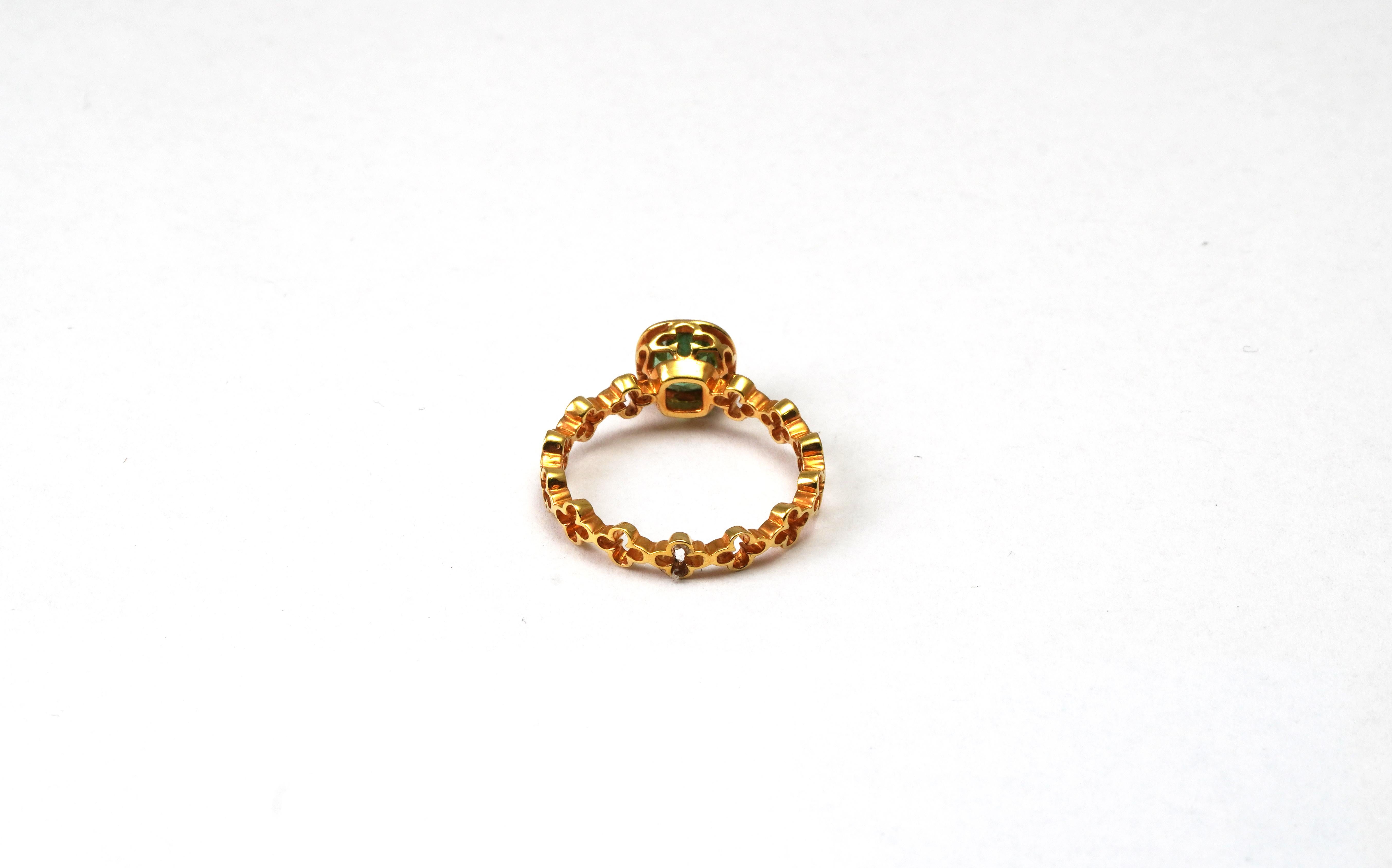 18 kt Gold ring with Green Tourmaline 
Gold color: Yellow
Ring size: 6 US
Total weight: 1.90 grams

Set with:
- Tourmaline
Cut: Cushion
Total weight: 1.00 carat
Color: Green