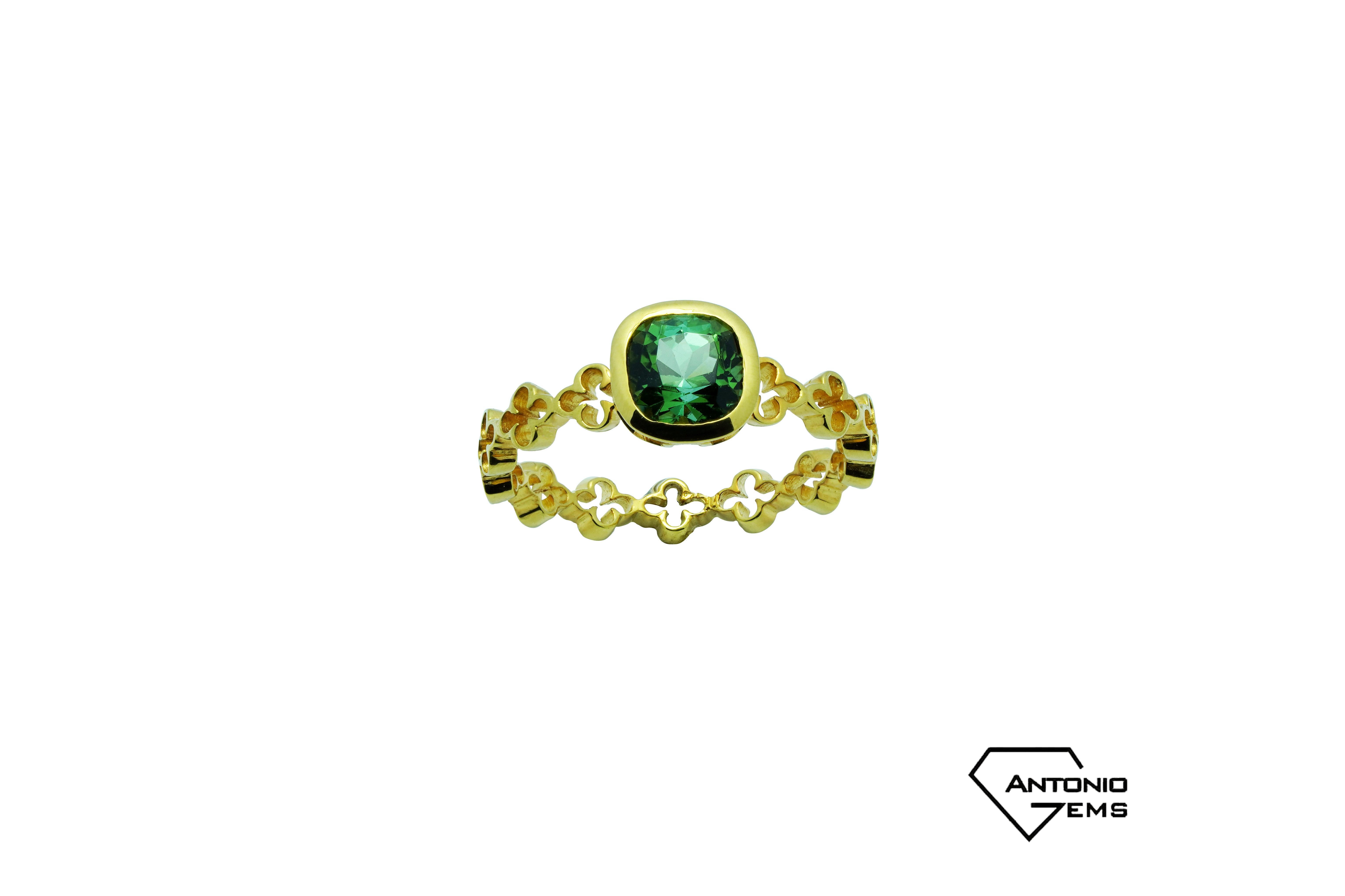 Women's 18 Kt Yellow Gold Green Tourmaline Ring For Sale