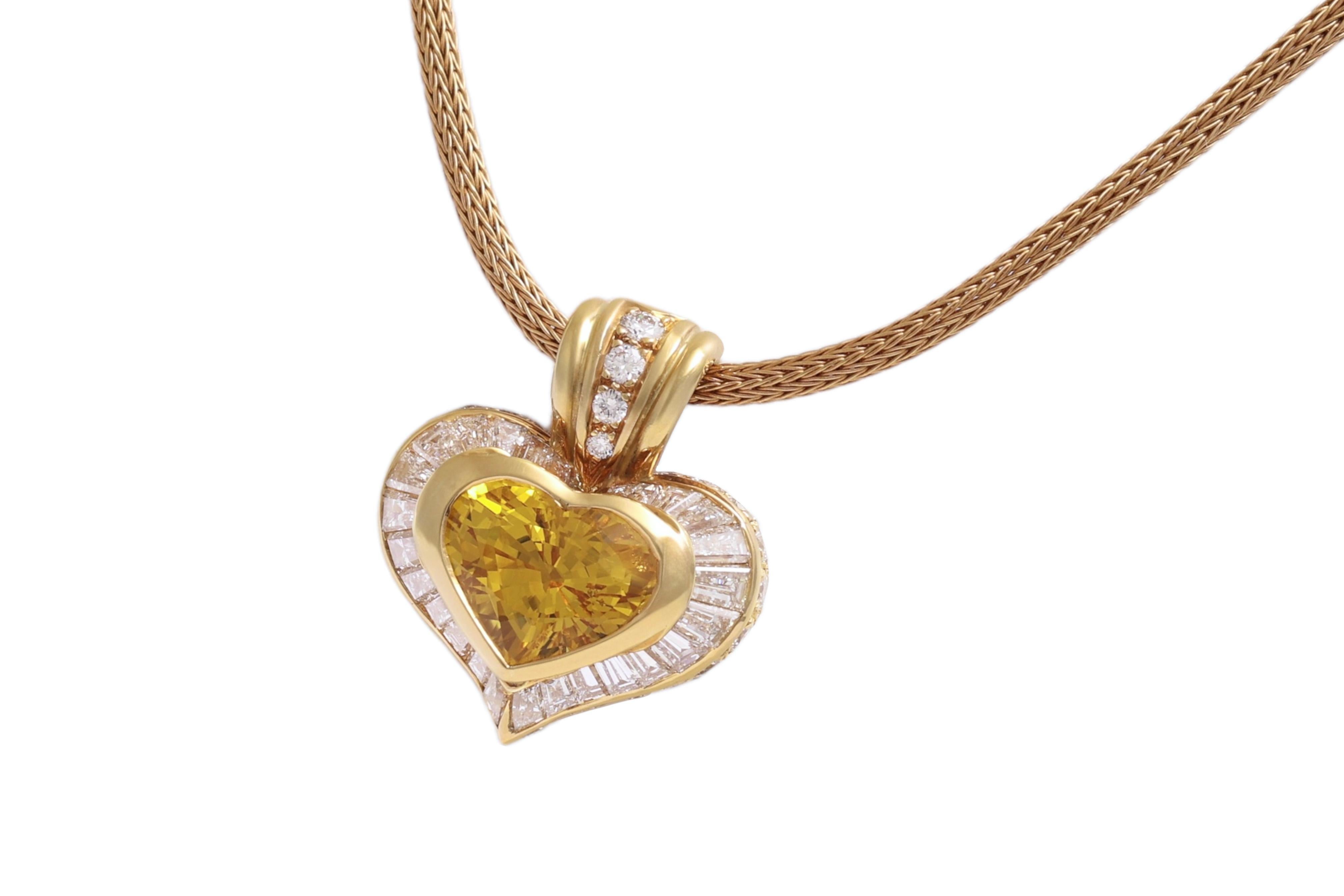 Élégant 18 carats Pendentif en or jaune en forme de coeur avec saphir jaune, diamants taille brillant et baguette 

Livré avec un beau collier épais en or jaune 18 carats de 45 cm.

Diamants : 2,6 ct. de diamants baguette et 1,1 ct. de diamants