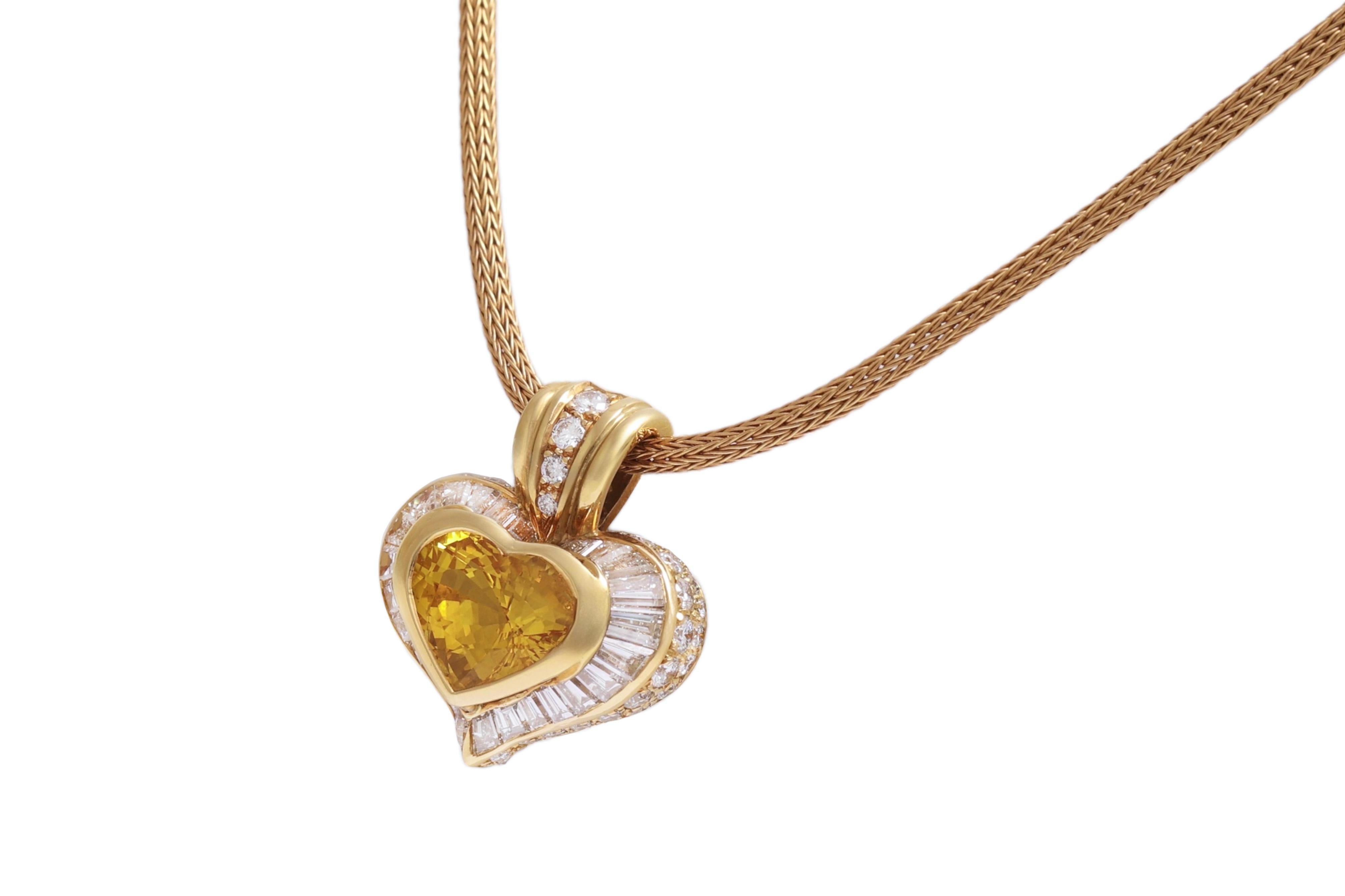 Artisan 18 kt. Pendentif en or jaune en forme de coeur avec  8 ct. Saphir jaune et diamants en vente