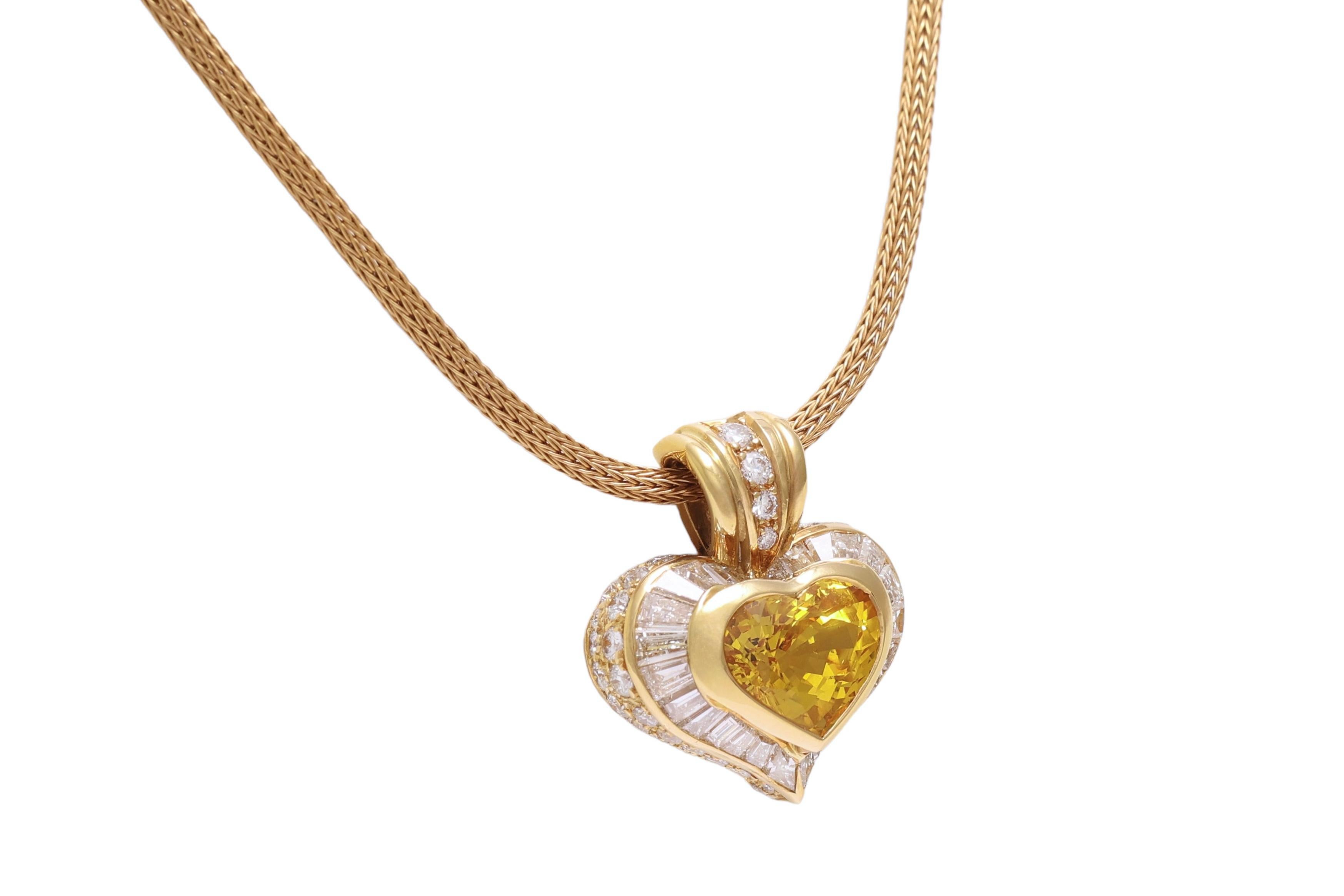 Taille baguette 18 kt. Pendentif en or jaune en forme de coeur avec  8 ct. Saphir jaune et diamants en vente