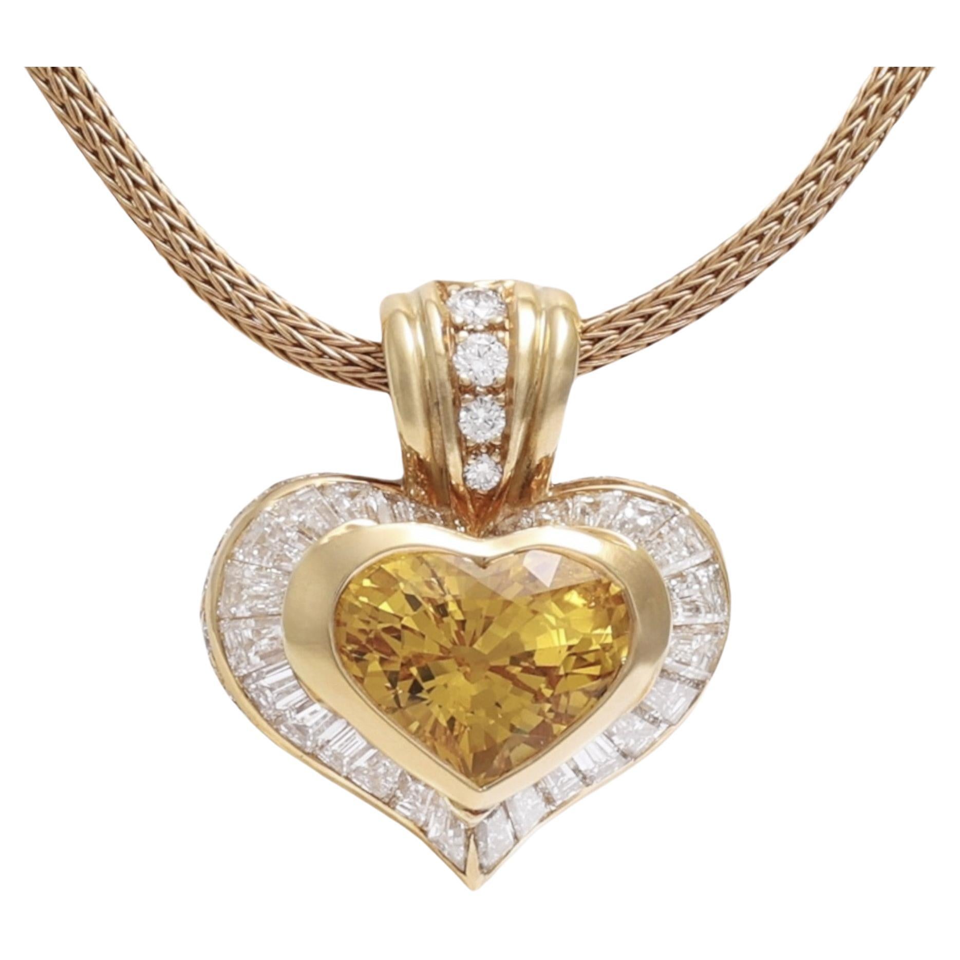 18 kt. Pendentif en or jaune en forme de coeur avec  8 ct. Saphir jaune et diamants en vente