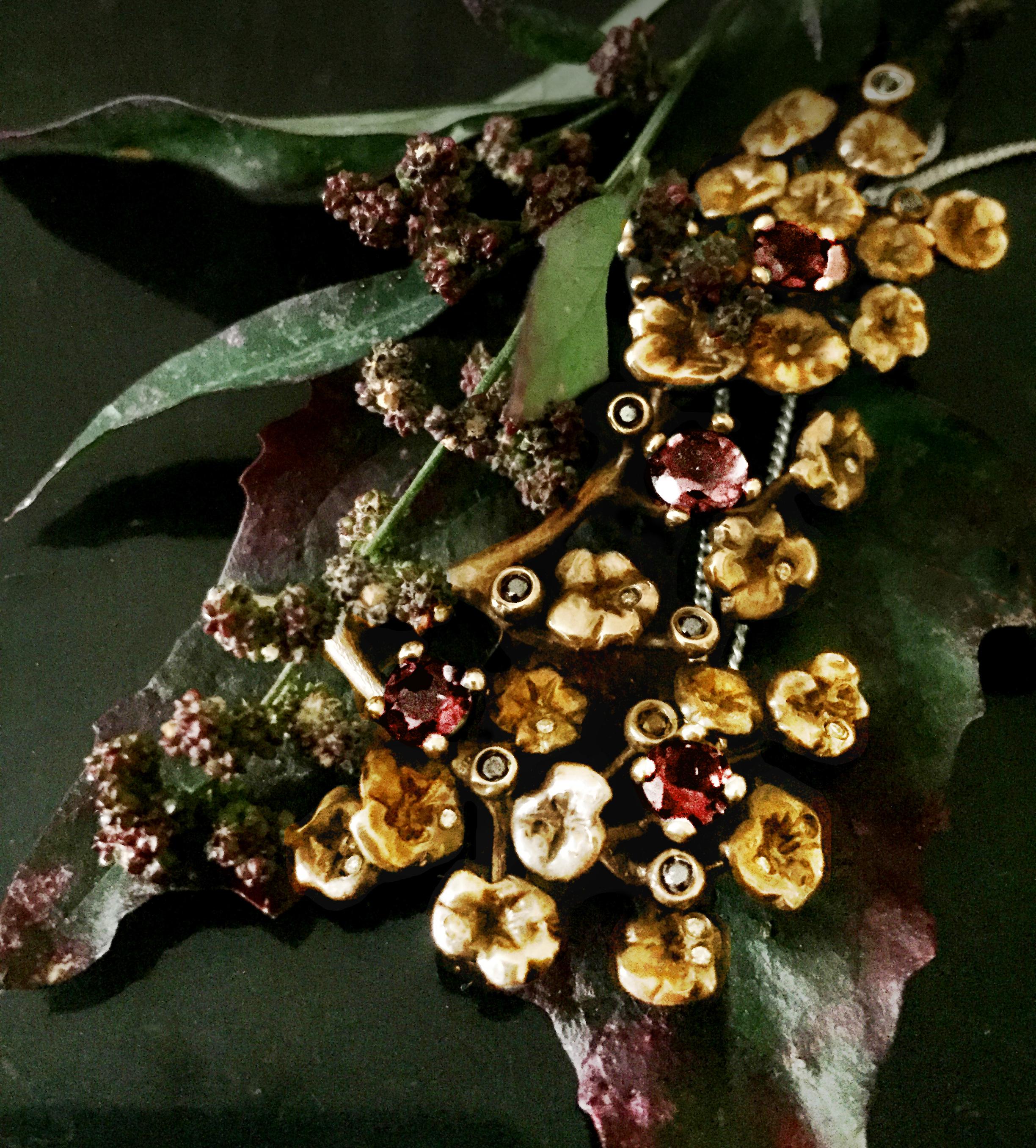 Collier pendentif contemporain en or jaune 18 carats avec spinelles et diamants en vente 1