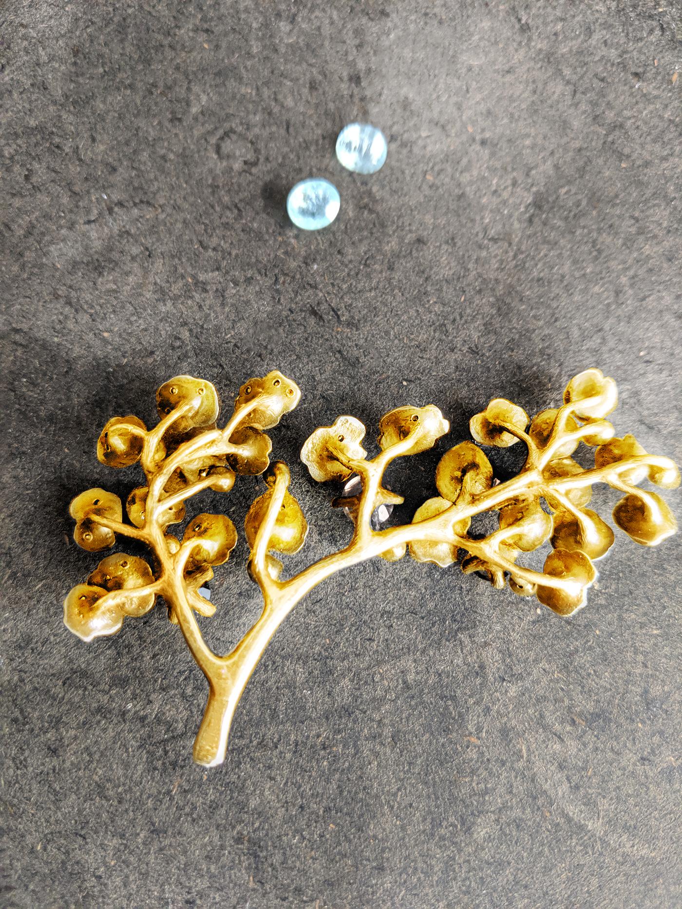 Collier pendentif contemporain en or jaune 18 carats avec spinelles et diamants en vente 2
