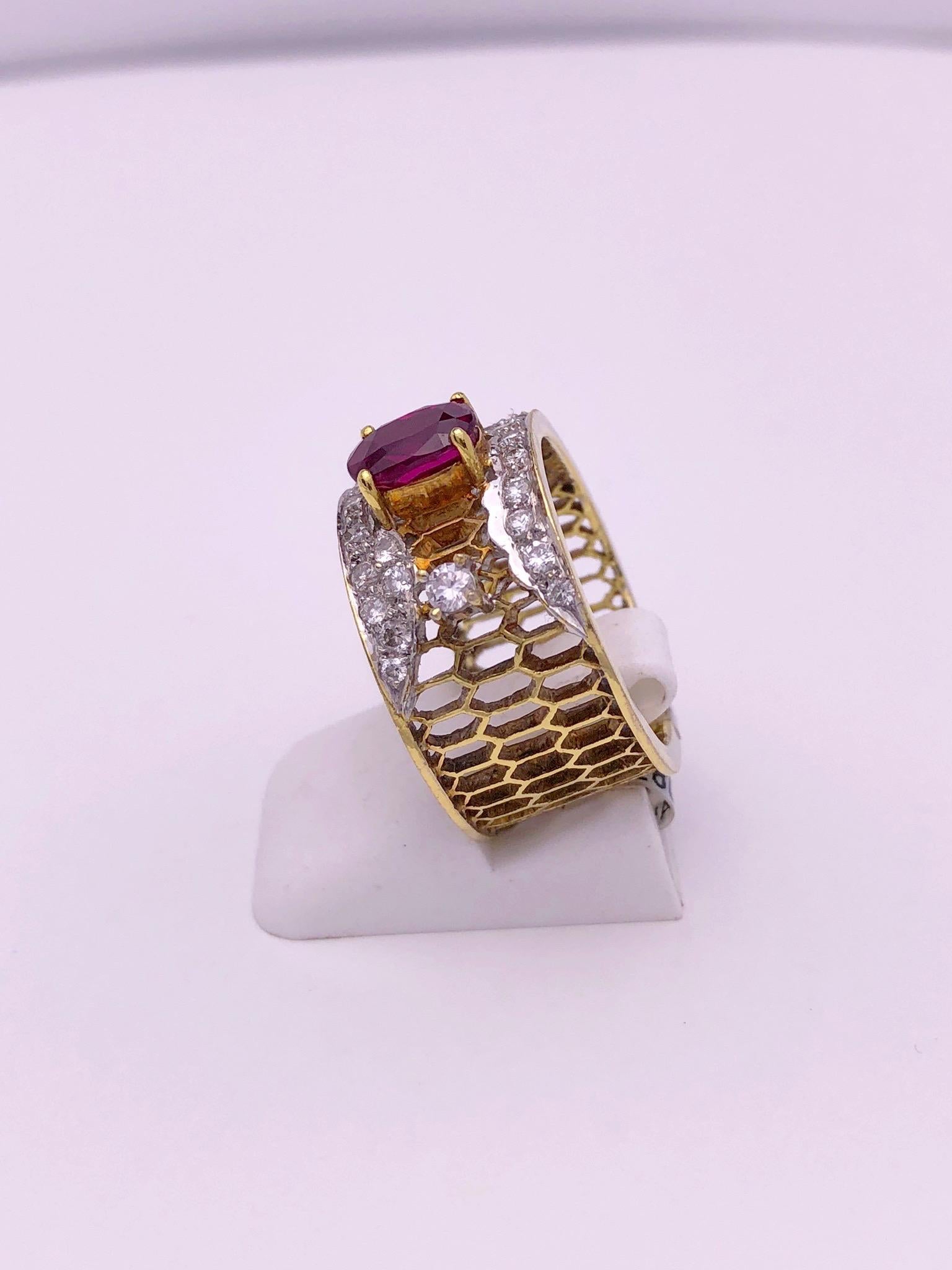 Retro 18 Karat Yellow Gold Honeycomb Band Ring with Ruby and Diamonds For Sale