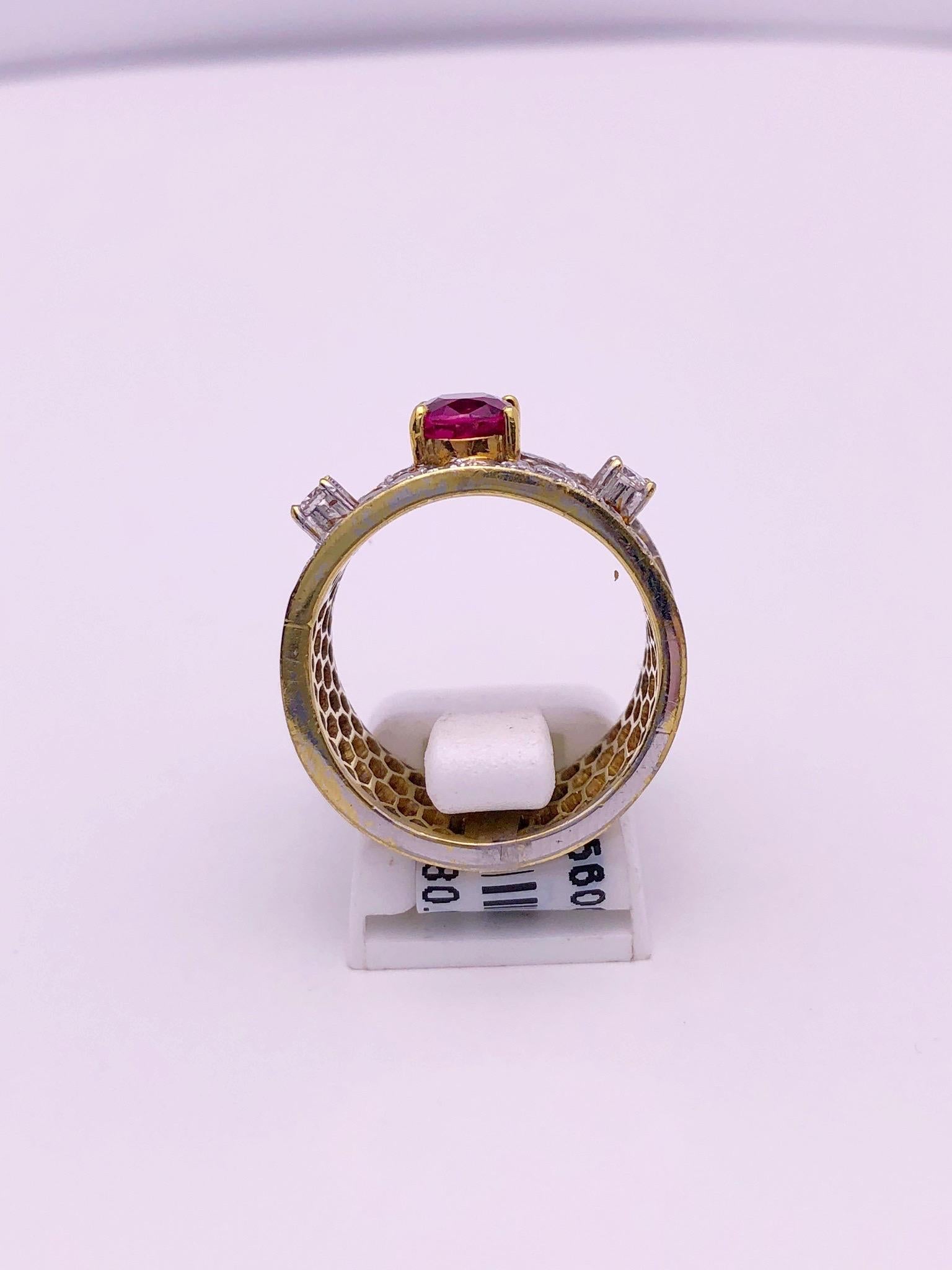 Oval Cut 18 Karat Yellow Gold Honeycomb Band Ring with Ruby and Diamonds For Sale