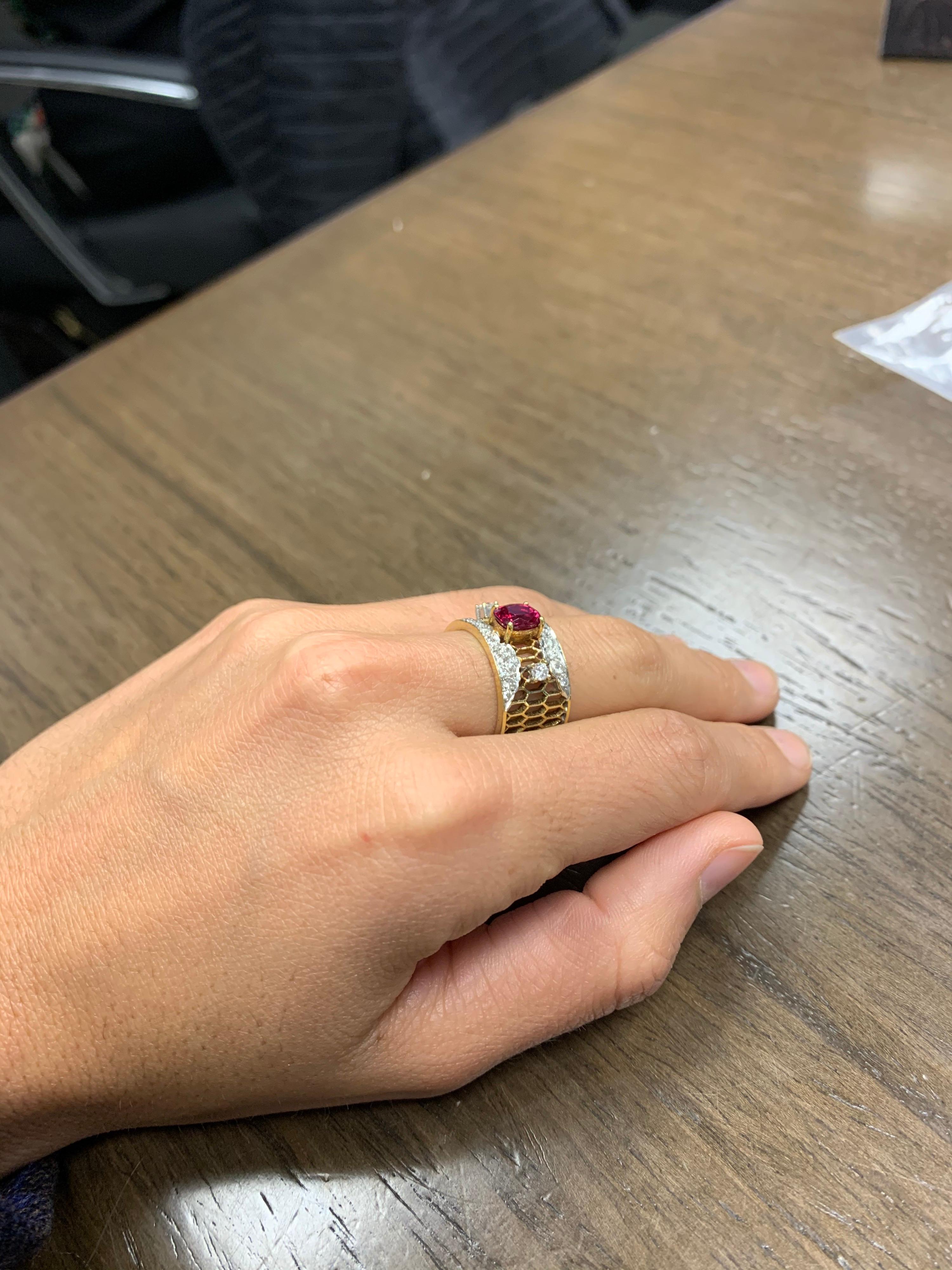 18 Karat Yellow Gold Honeycomb Band Ring with Ruby and Diamonds In New Condition For Sale In New York, NY