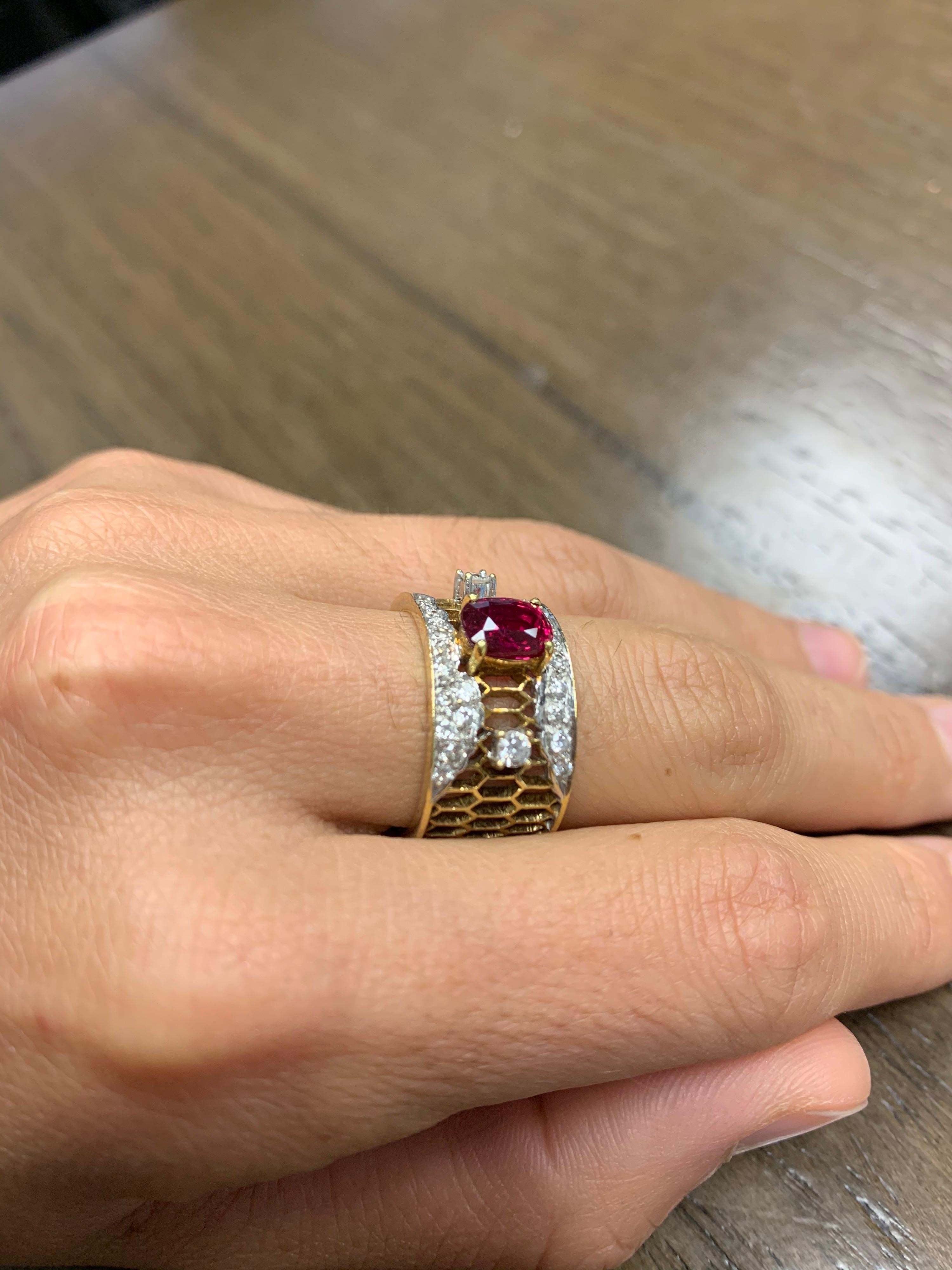 Women's or Men's 18 Karat Yellow Gold Honeycomb Band Ring with Ruby and Diamonds For Sale