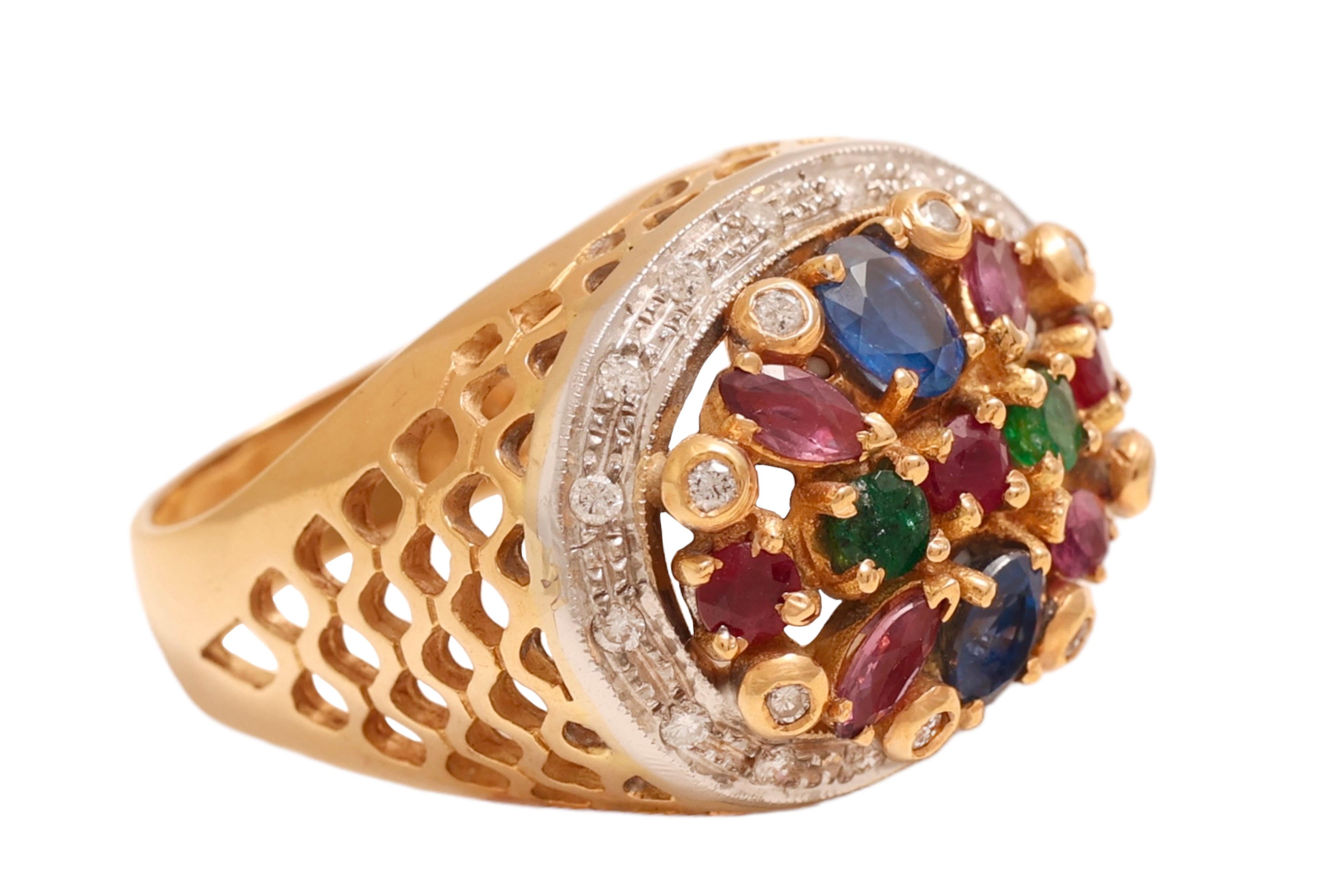 BAGUE EN OR JAUNE 18 CARATS AVEC DIAMANTS TAILLE BRILLANT, SAPHIRS, RUBIS ET ÉMERAUDES.

MATERIAL : or jaune 18 carats

POIDS : 12,2 grammes / 0,435 oz / 7,9 dwt

TAILLE : 55 EU , 17 1/2 US

DIAMANT : diamants de taille