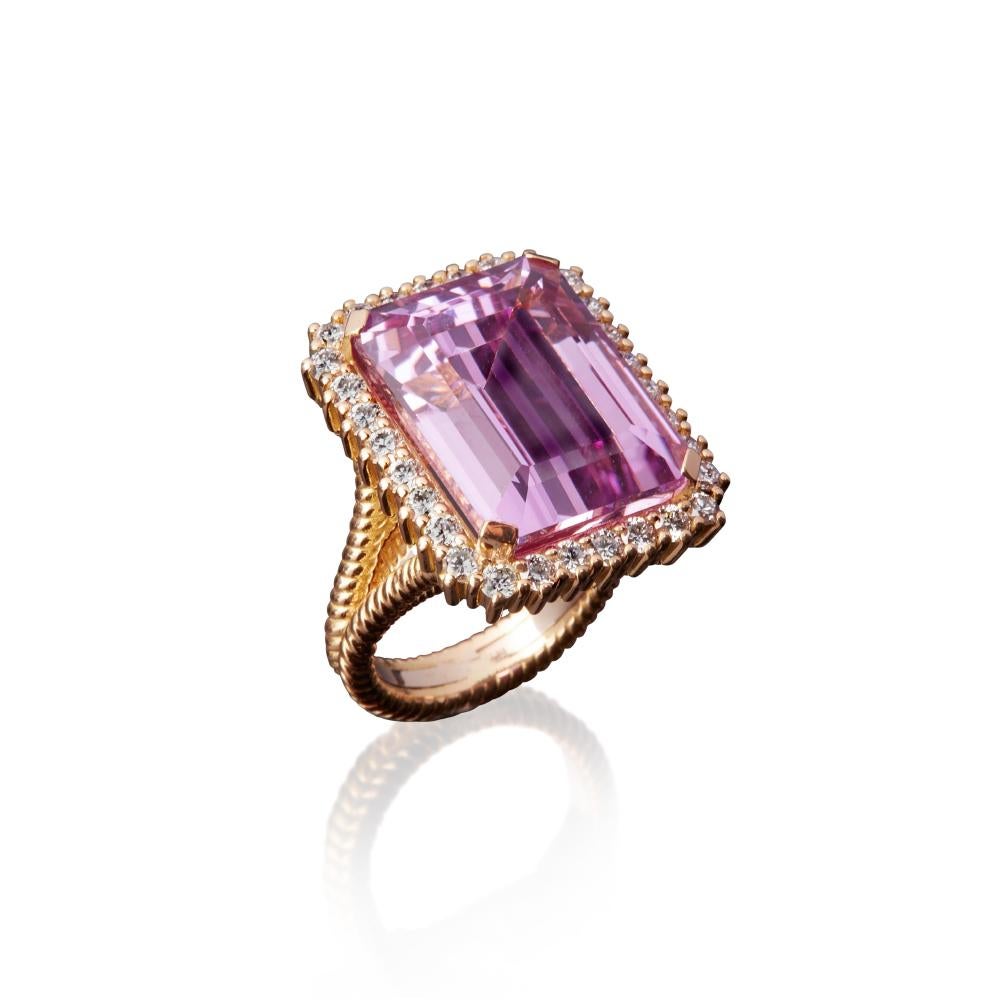 Brilliant Cut 18 kt Yellow Gold, Kunzite and Diamond Ring For Sale