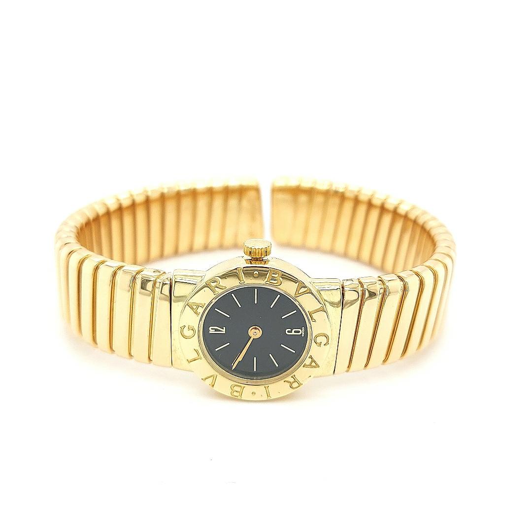 Ladies Bvlgari Tubogas 18 Kt Yellow Gold With Black Dial

The Bvlgari Tubogas watch is made as a watch but designed to blend in as an exquisite piece of jewellery,

Movement: Very exclusive and rare  Mecanical ,manual winding

Case: Yellow gold,