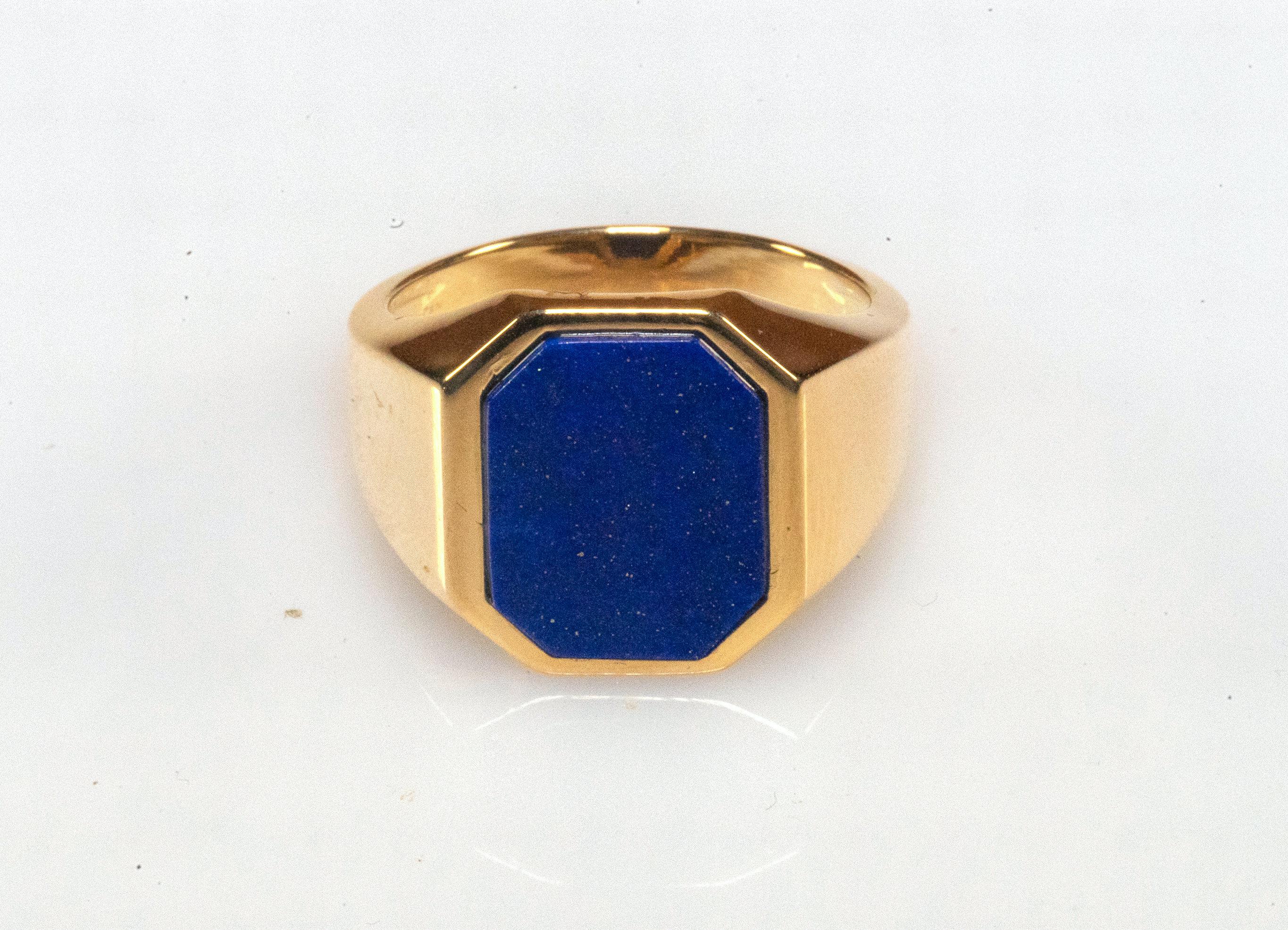 18 kt yellow gold men's ring with beautiful octagonal lapis lazuli of an intense blue color.
Inside the stone you can see small golden fragment due to the presence of pyrite, which makes the stone and the ring particularly rare and precious.
The
