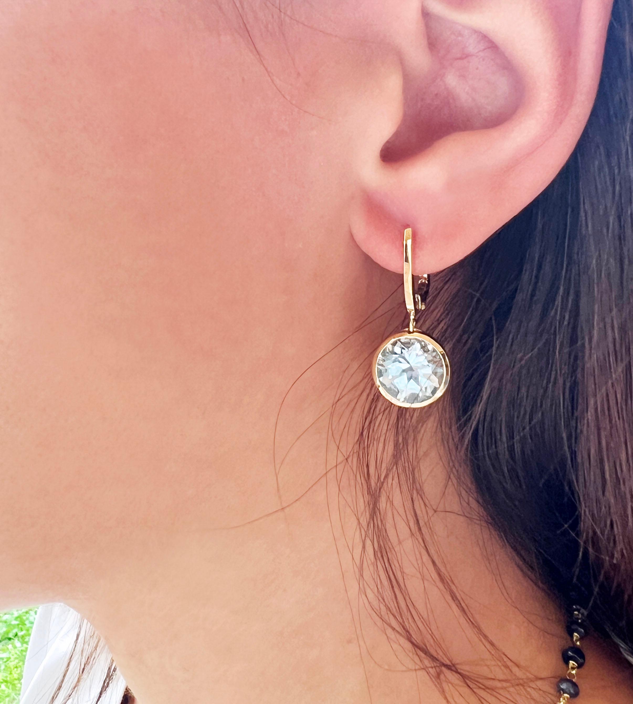 18 Kt Yellow Gold Light Blue Topaz Modern Made in Italy Fashion Earrings For Sale 5