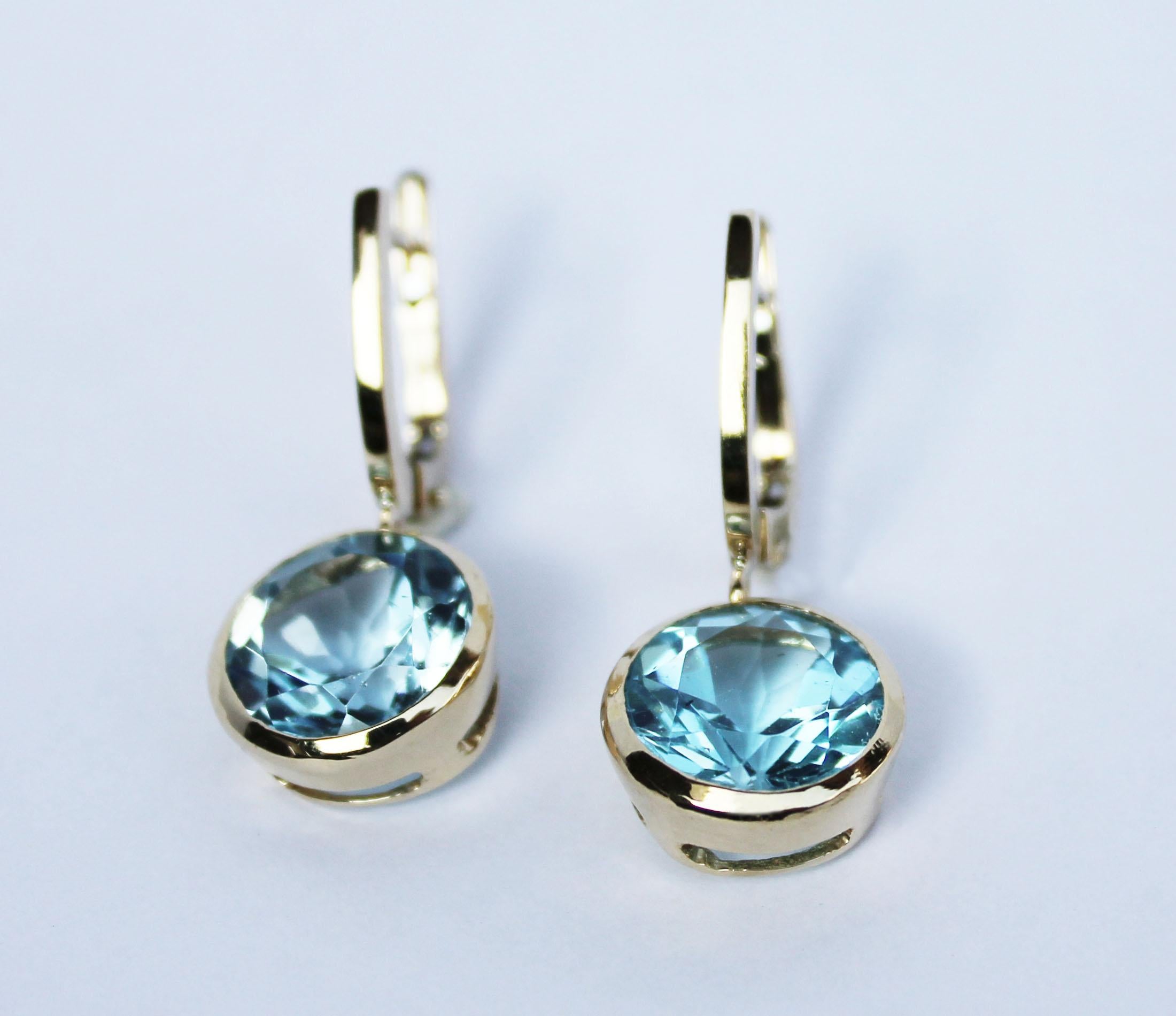 Round Cut 18 Kt Yellow Gold Light Blue Topaz Modern Made in Italy Fashion Earrings For Sale